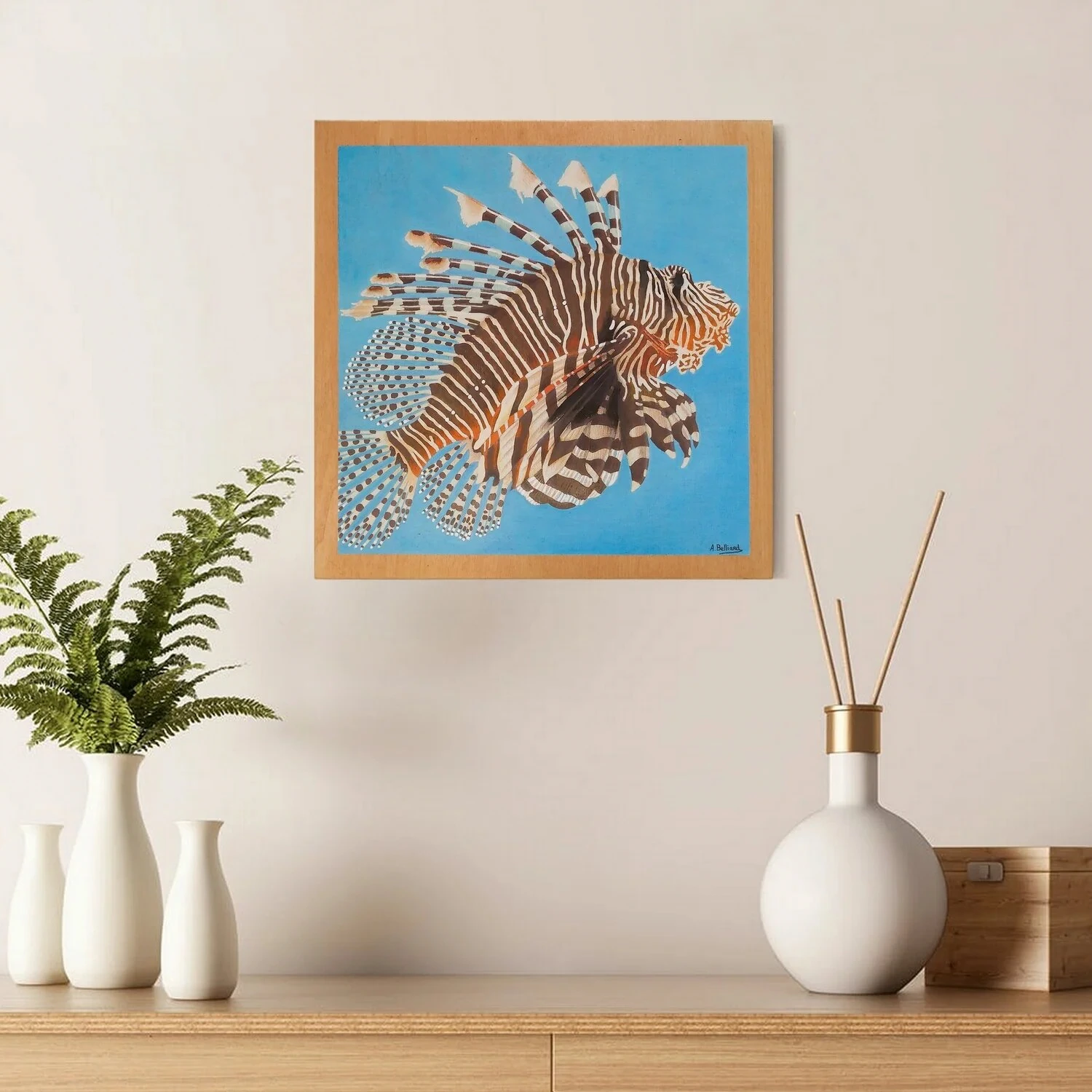 Décoration exotique avec un tableau mural d'un poisson exotique rascasse volante accroché au mur.