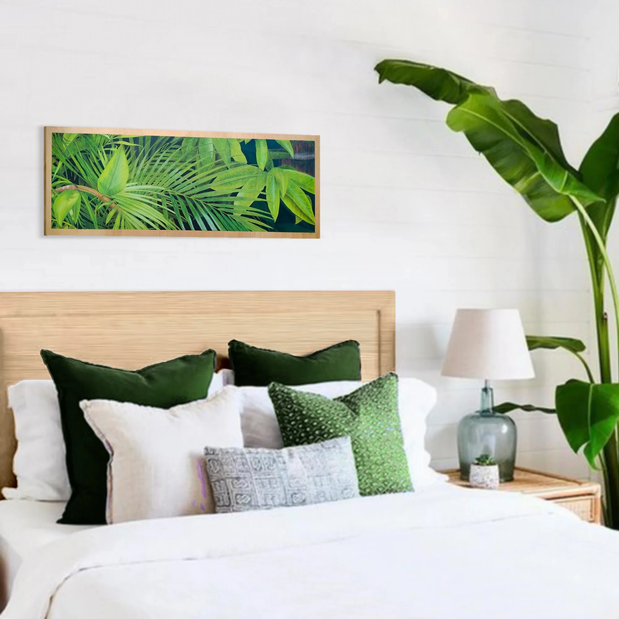 Grand tableau de plantes tropicales, végétation de l'île Maurice de taille 30x80 cm accroché au dessus d'un lit.