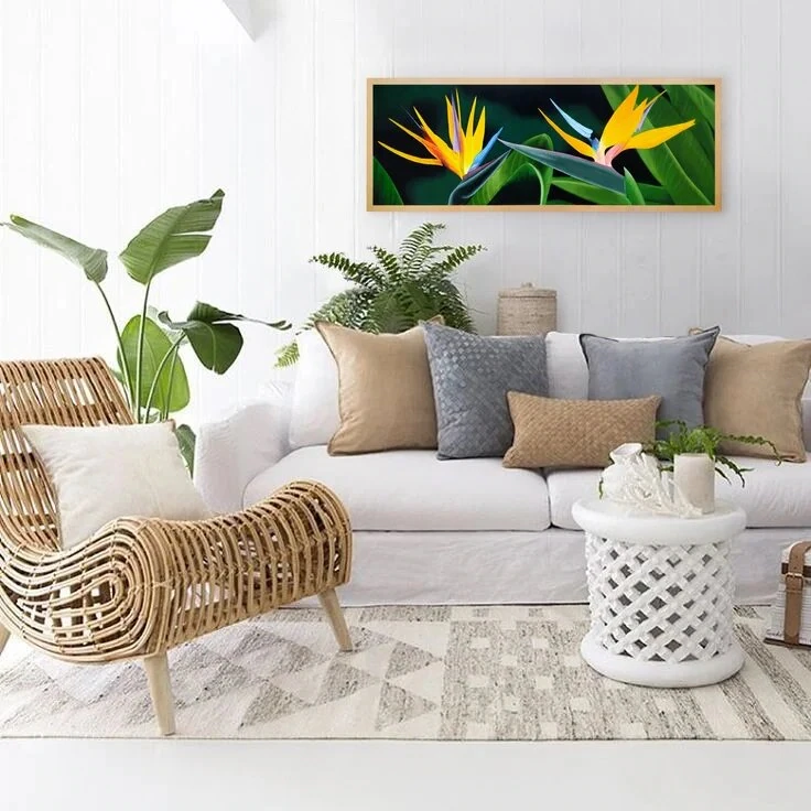 Décoration exotique avec un grand tableau mural de fleurs tropicales de strelitzia accroché au mur.