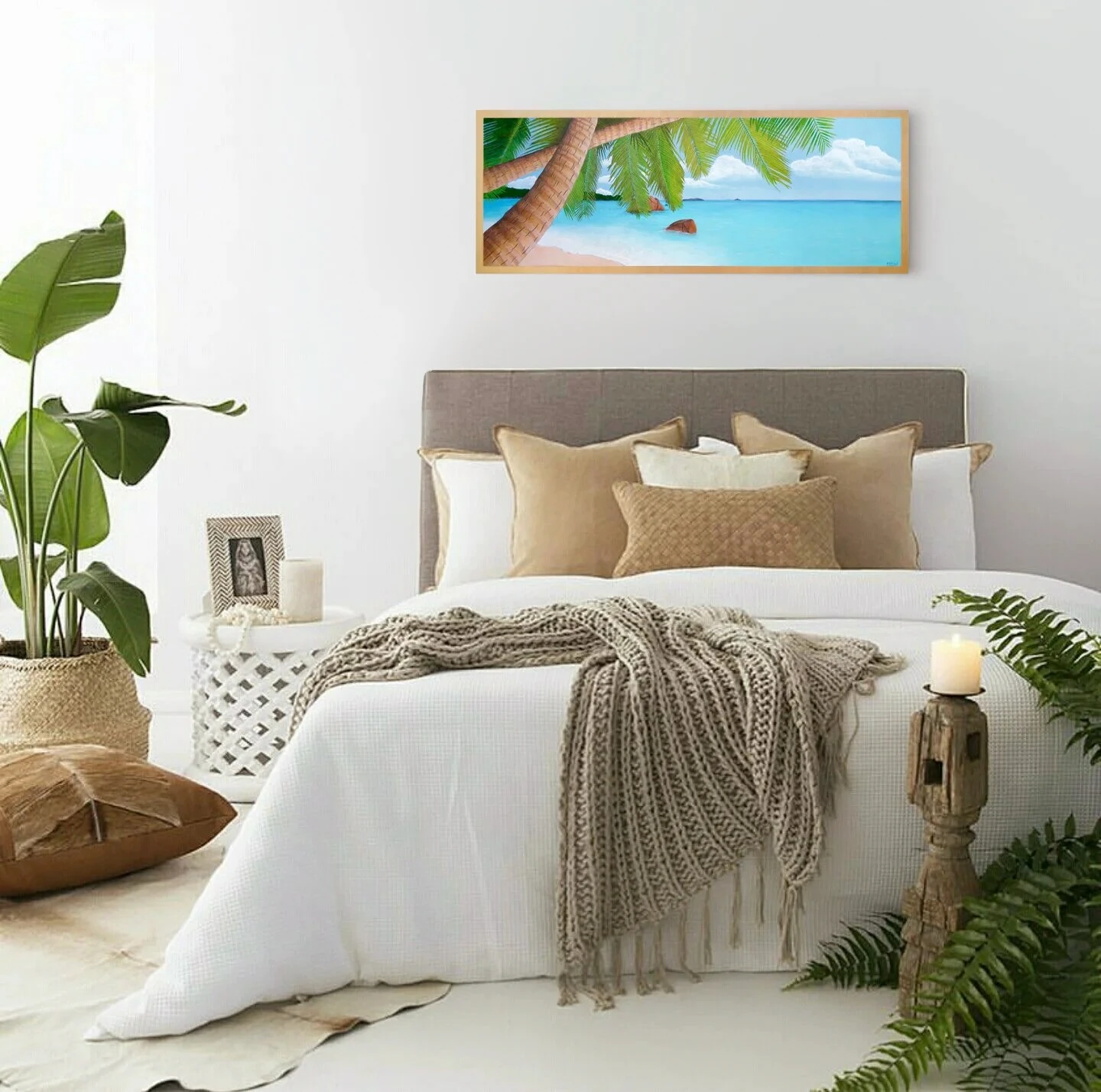 Décoration exotique avec un grand tableau mural d'une plage sauvage exotique accroché au mur.