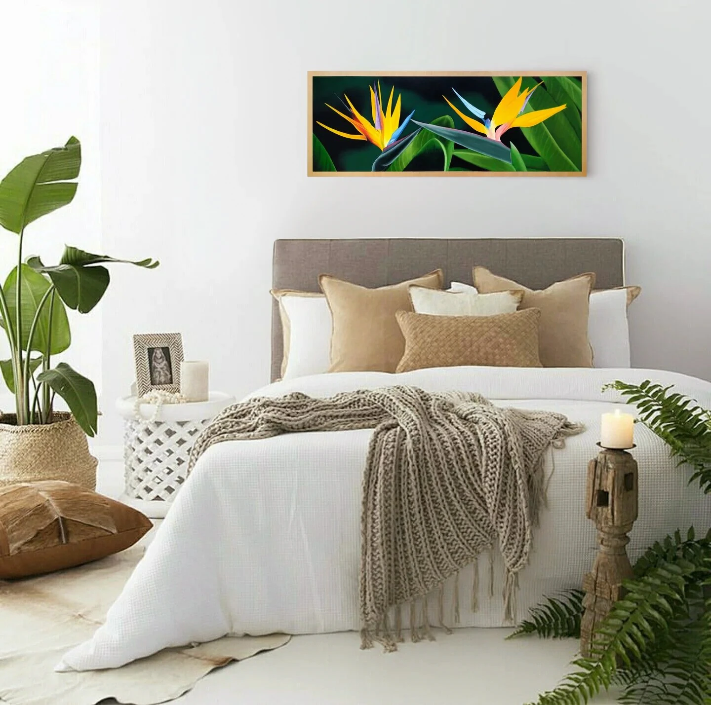 Grand tableau de fleurs tropicales de strelitzia de taille 30x79 cm accroché sur un mur au dessus d'un lit.