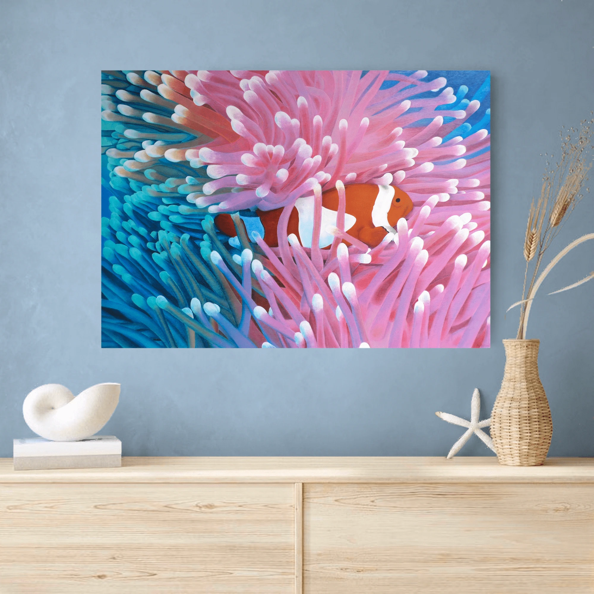 grand tableau d'art mural tropical et exotique d'un poisson exotique poisson clown dans des anémones bleu et roses