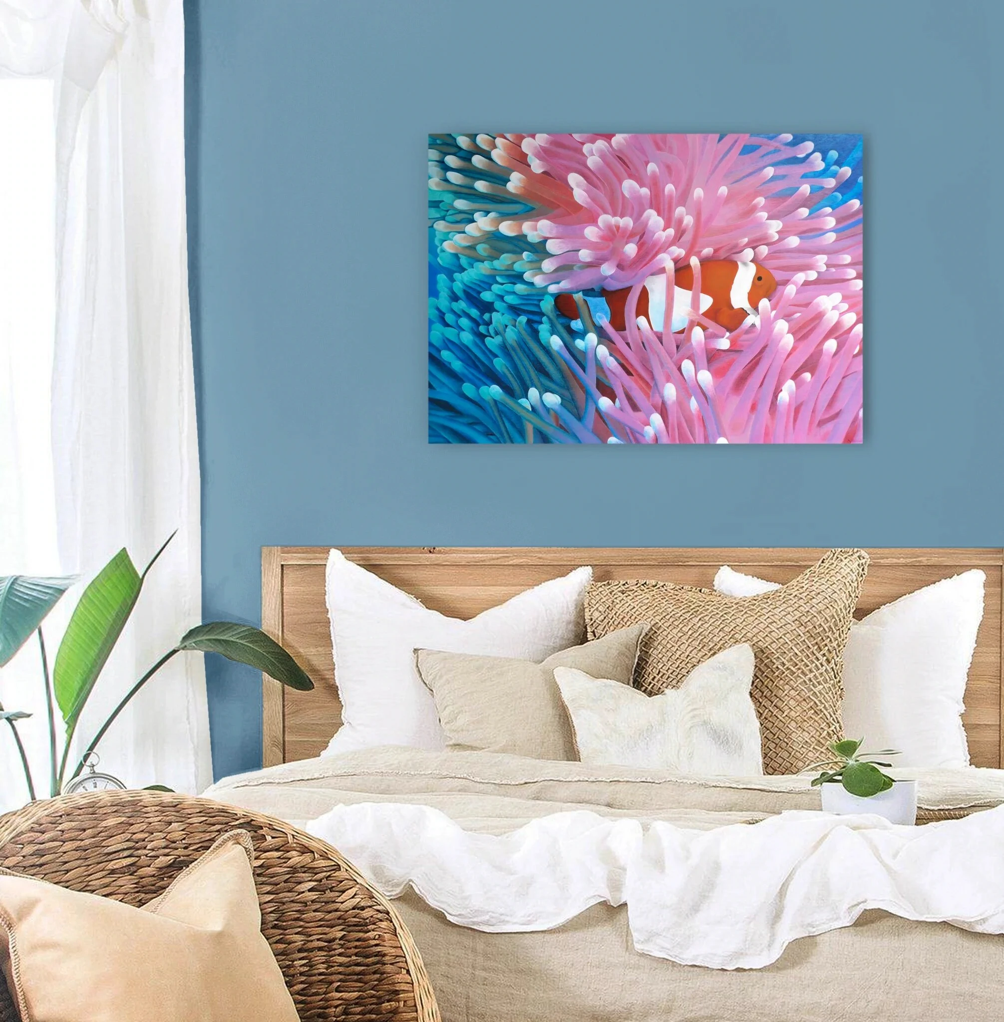 Grand tableau d'un poisson exotique poisson-clown dans les anémones de taille 50x70 cm accroché au dessus d'un lit.