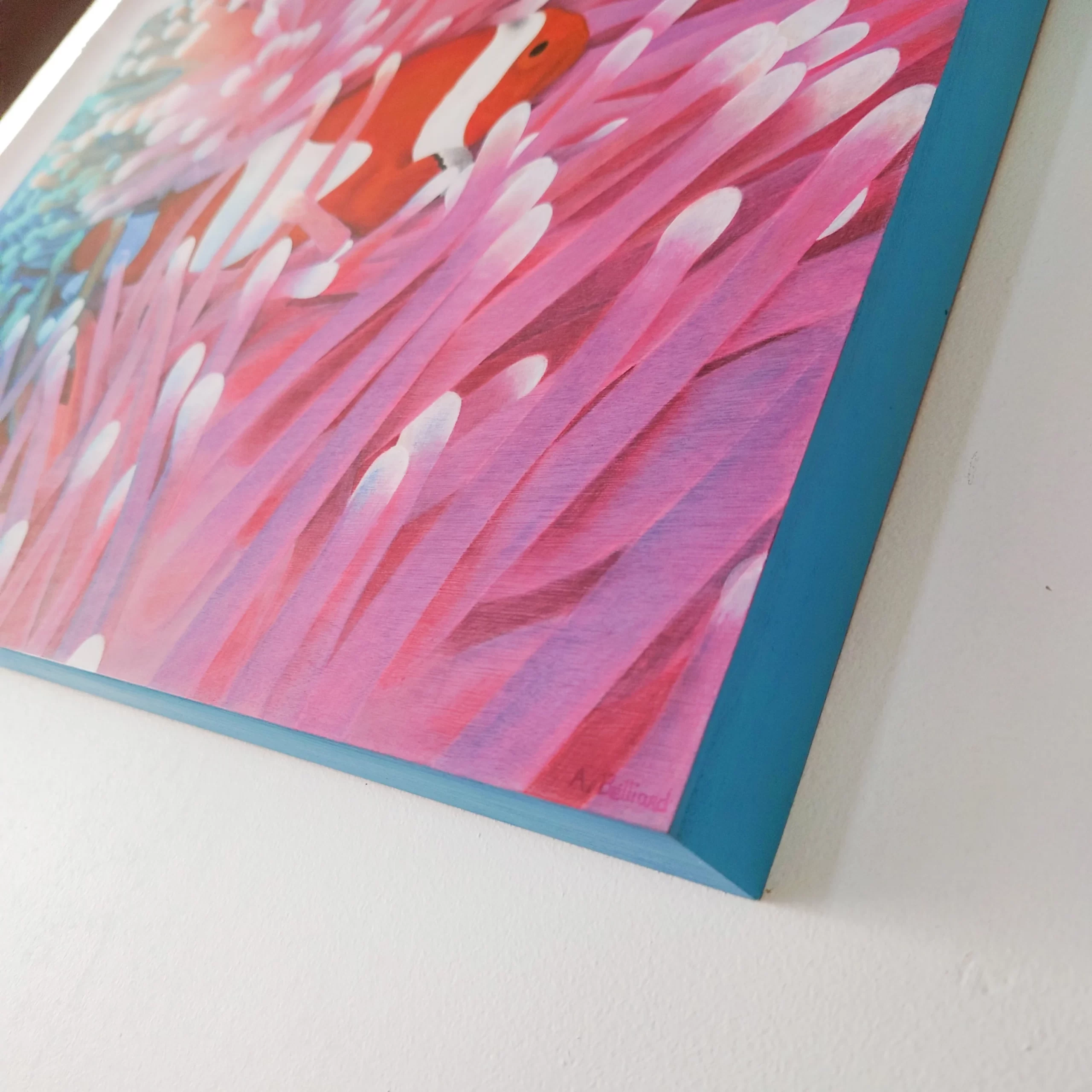 Peinture acrylique et pastels exotique poisson clown et anémones bleu et rose par Aline Belliard