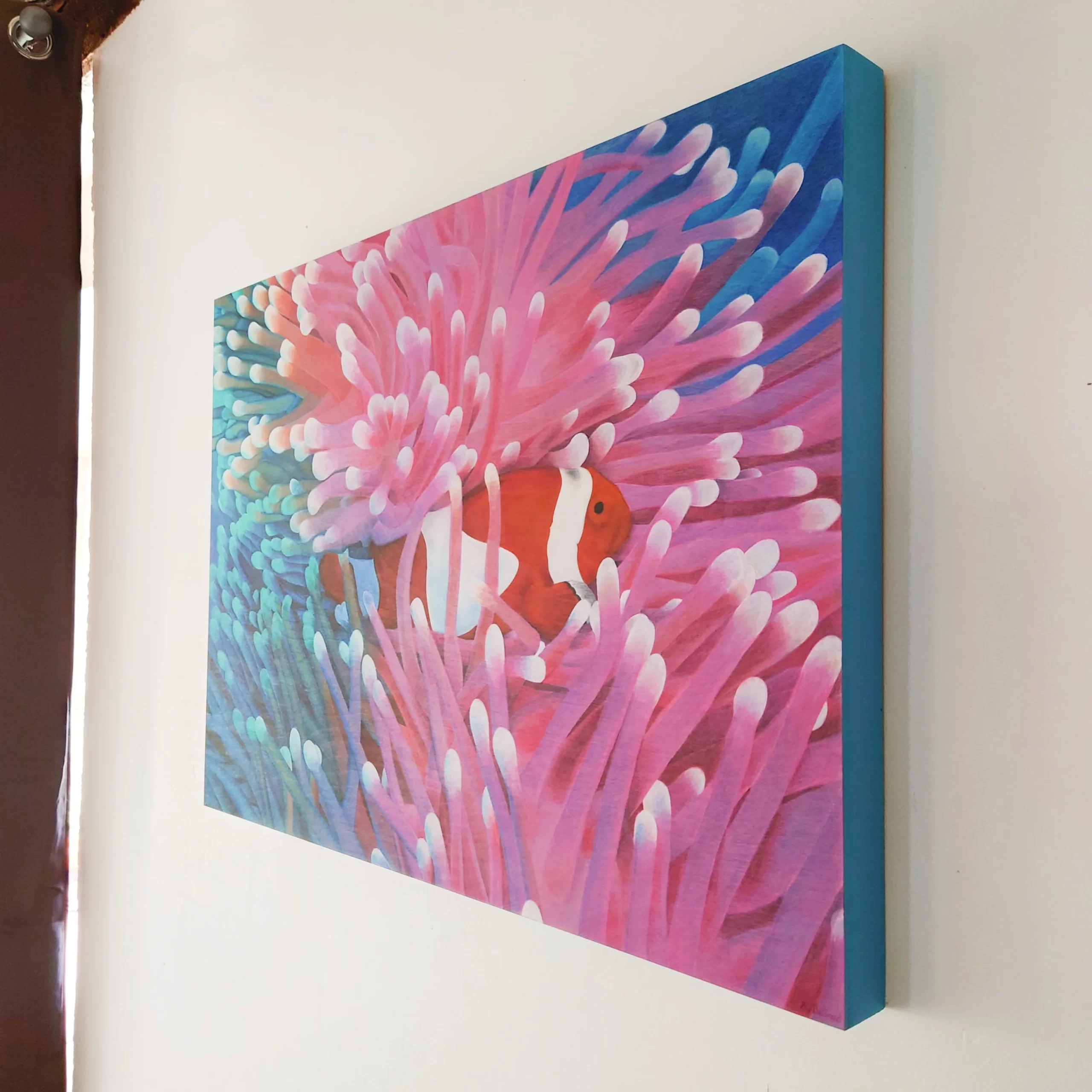 Peinture acrylique et pastels poisson clown et anémones bleu et rose par Aline Belliard