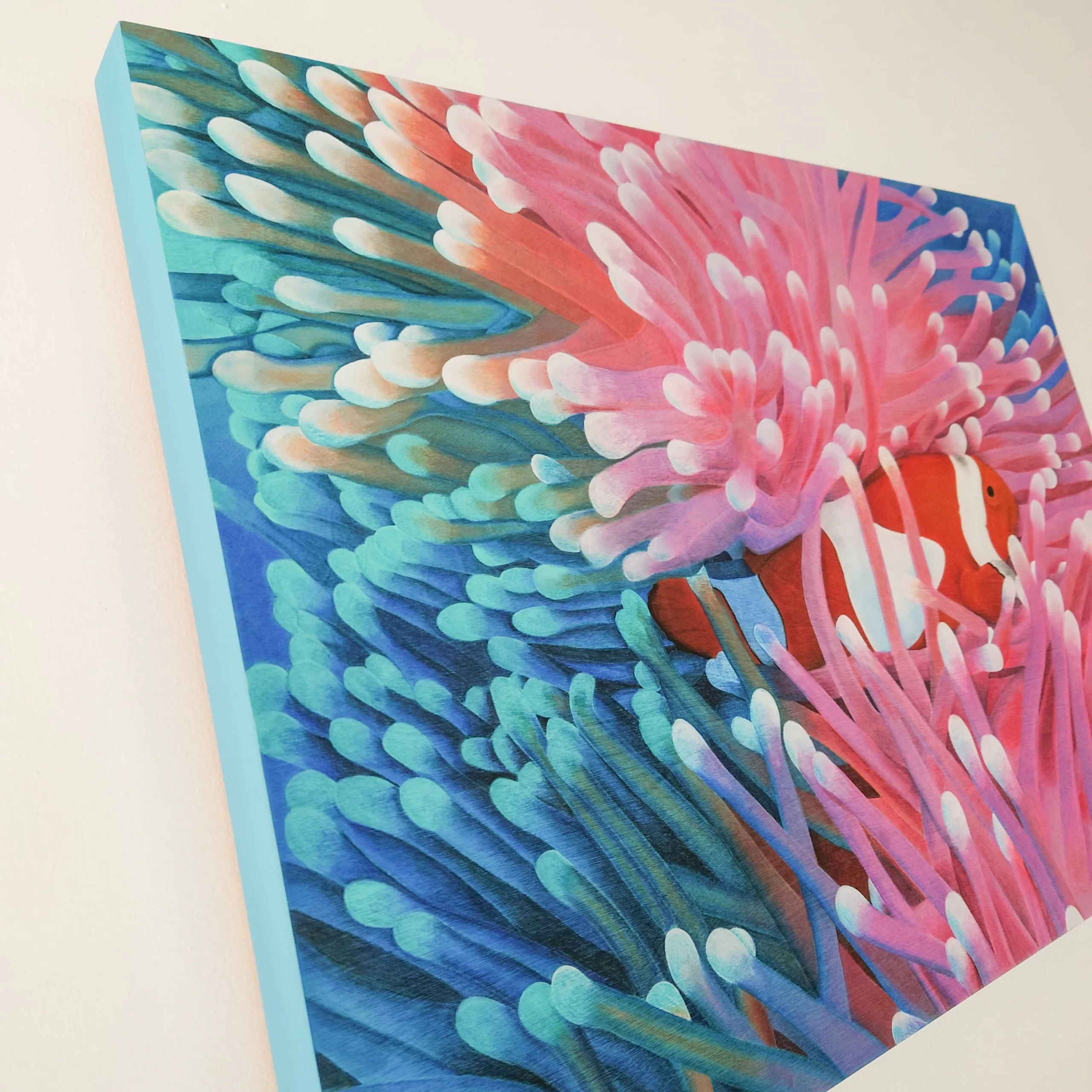 Peinture acrylique et pastels poisson clown exotique et anémones bleu et rose par Aline Belliard