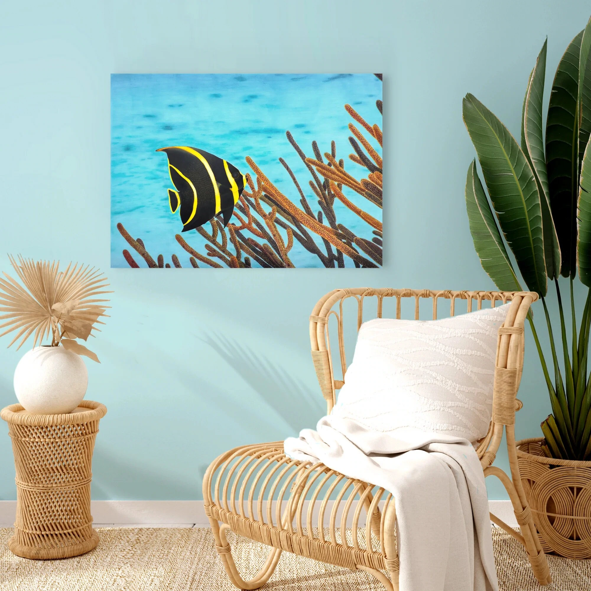 Décoration style tropicale et exotique avec un Grand tableau d'un poisson exotique poisson-ange dans l'océan.