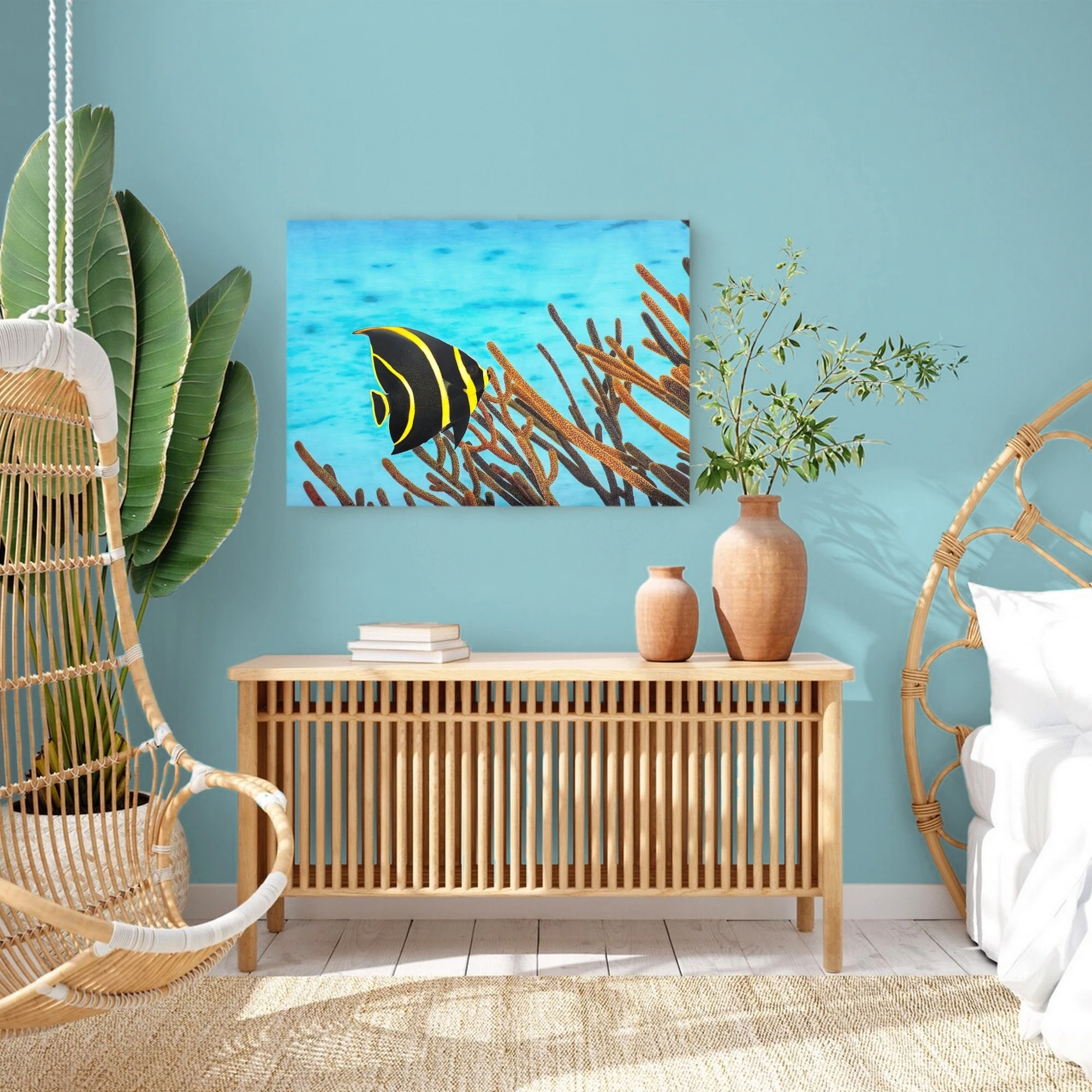 Grande peinture murale tropicale et exotique d'un poisson exotique poisson-ange dans l'océan et les coraux