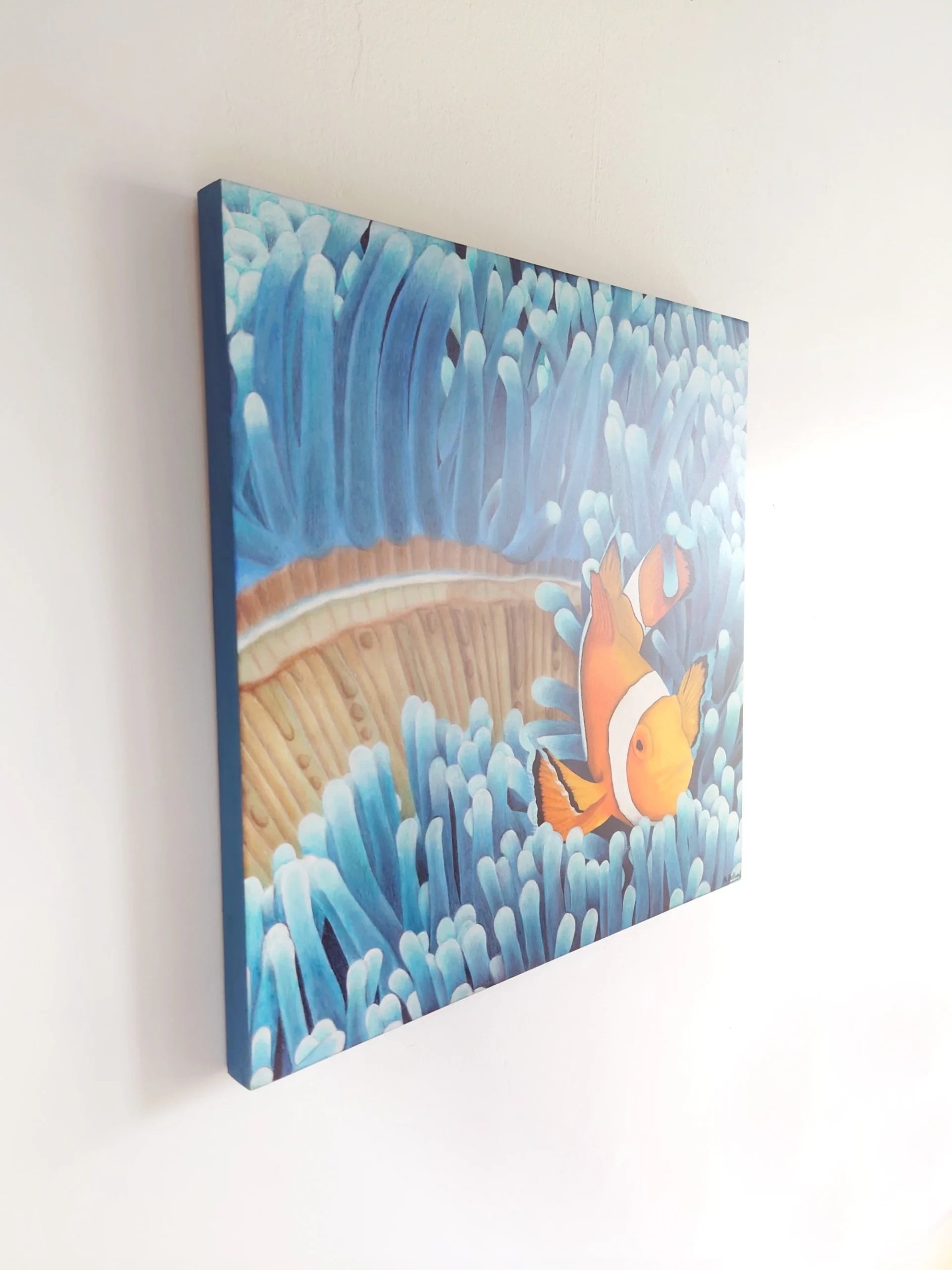 Peinture exotique d'un poisson-clown dans les anémones bleues de l'océan