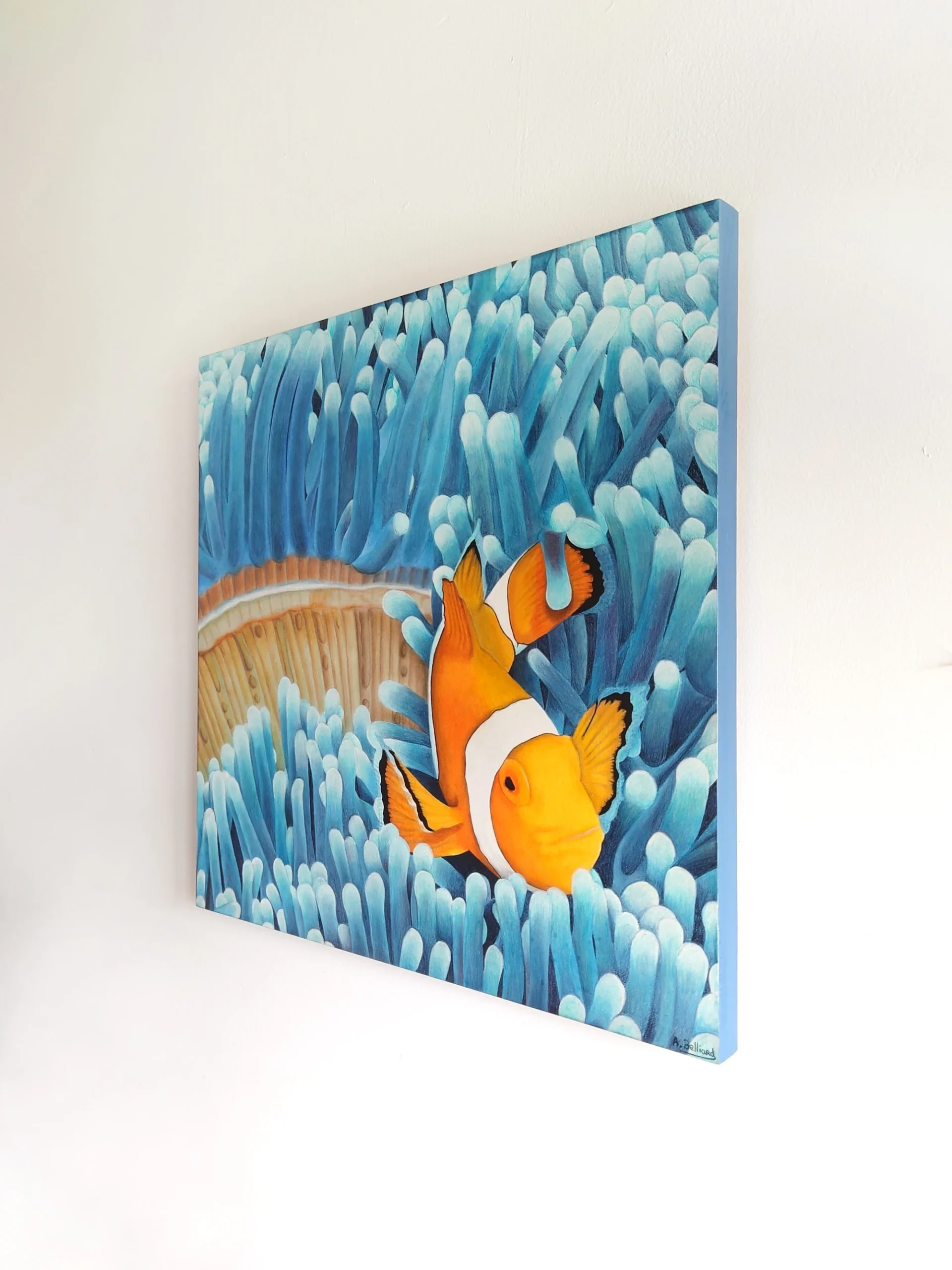 Tableau exotique d'un poisson-clown dans les anémones bleues de l'océan réalisé en peinture acrylique et pastels