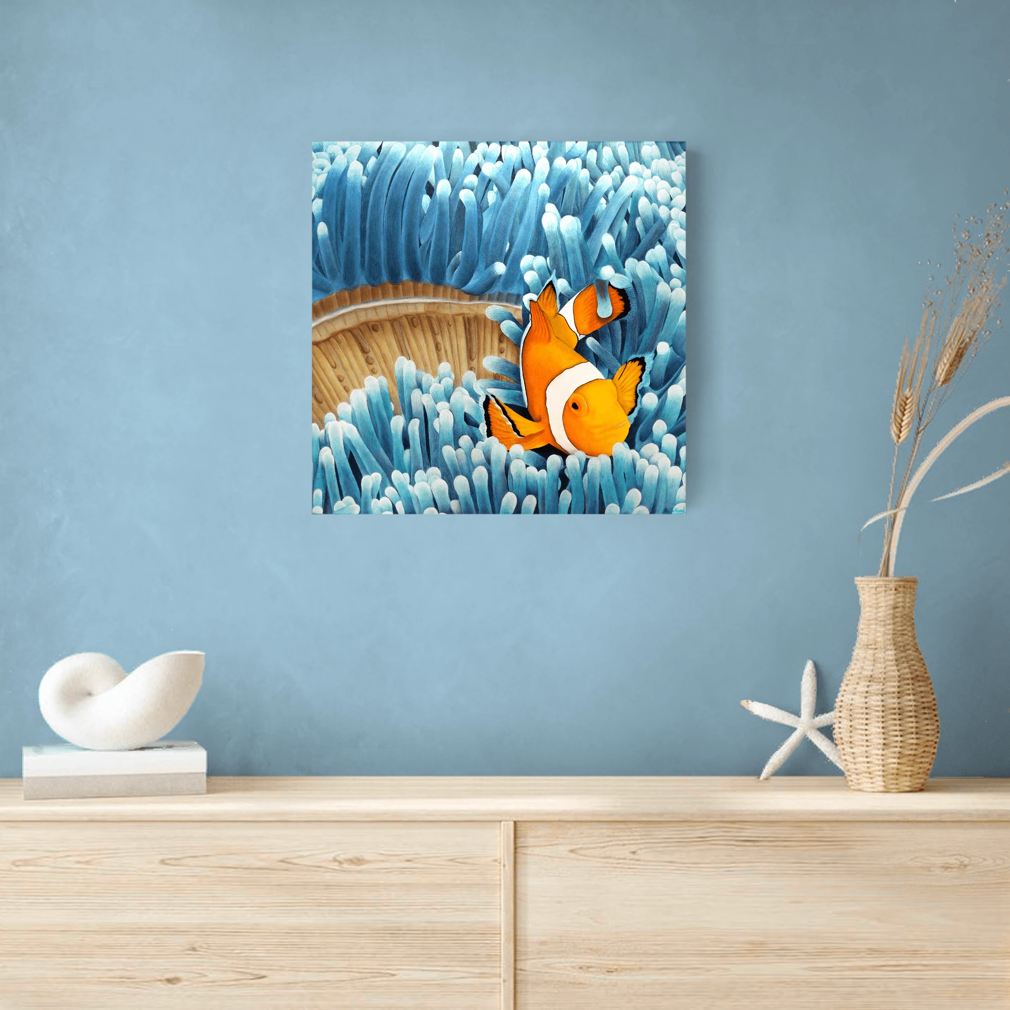 tableau d'art mural tropical et exotique d'un poisson exotique poisson clown dans des anémones bleu