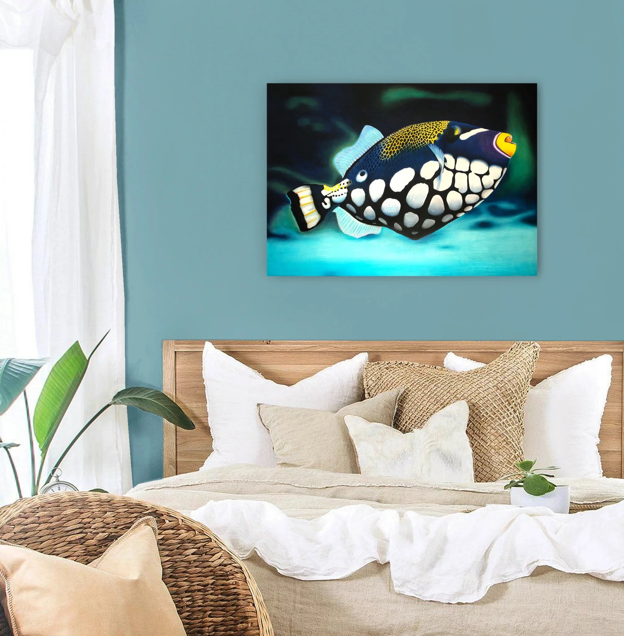 Grand tableau d'un poisson exotique baliste clown dans l'océan de taille 50x70 cm accroché au dessus d'un lit.