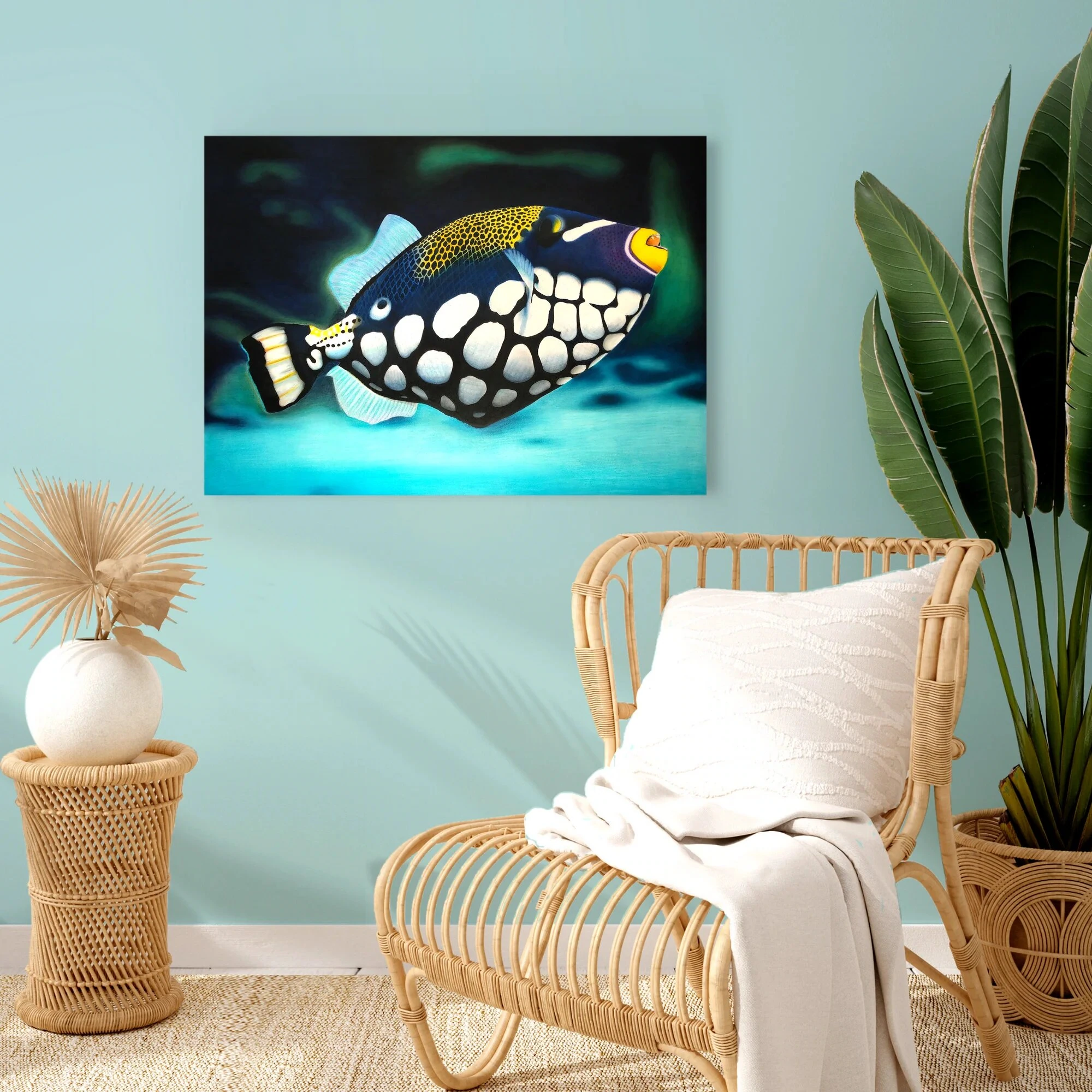 Décoration tropicale et exotique avec un Grand tableau d'un poisson exotique baliste clown dans l'océan.