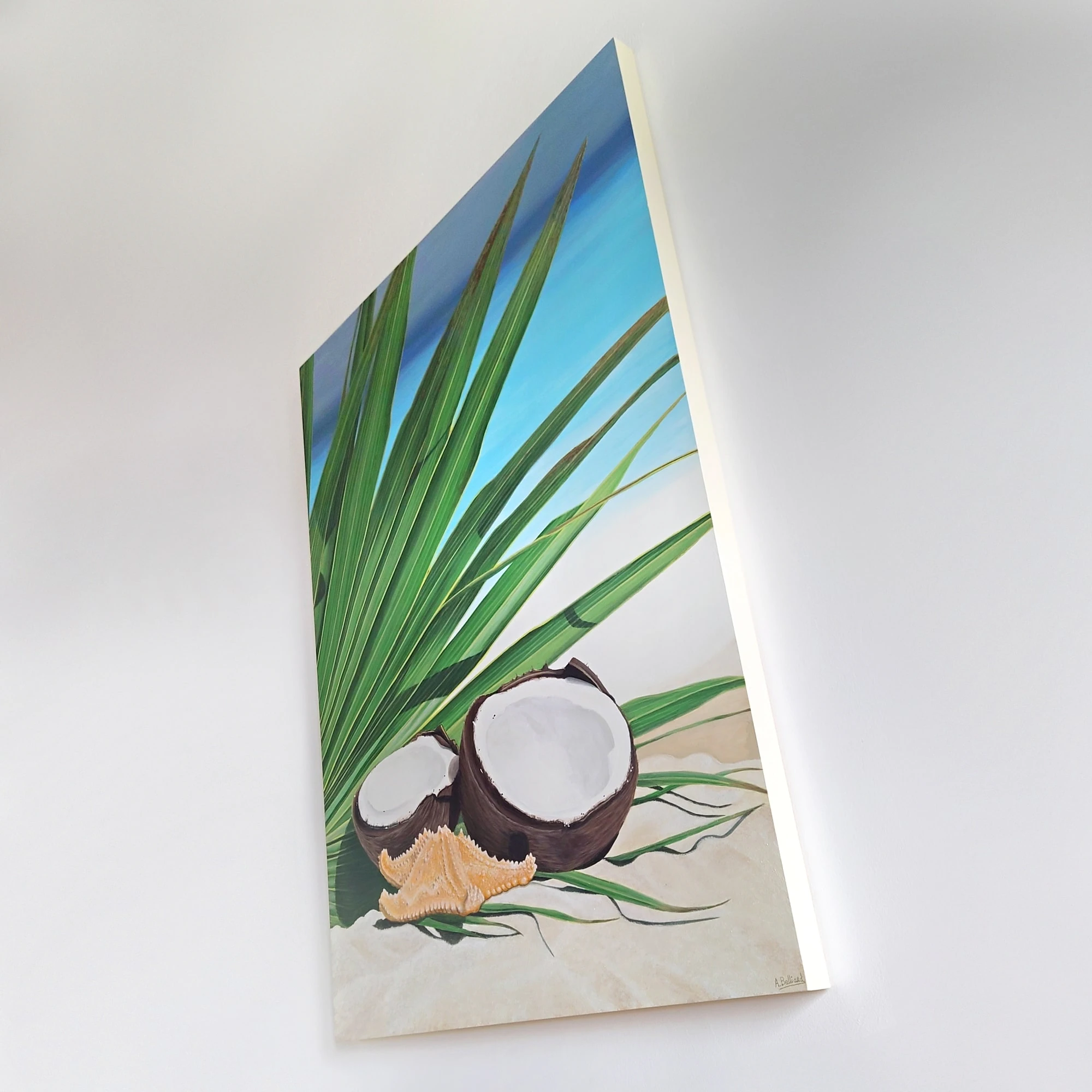 Tableau en peinture acrylique d'une plage avec une feuille de palmier, une noix de coco et une étoile de mer devant l'océan par Aline Belliard