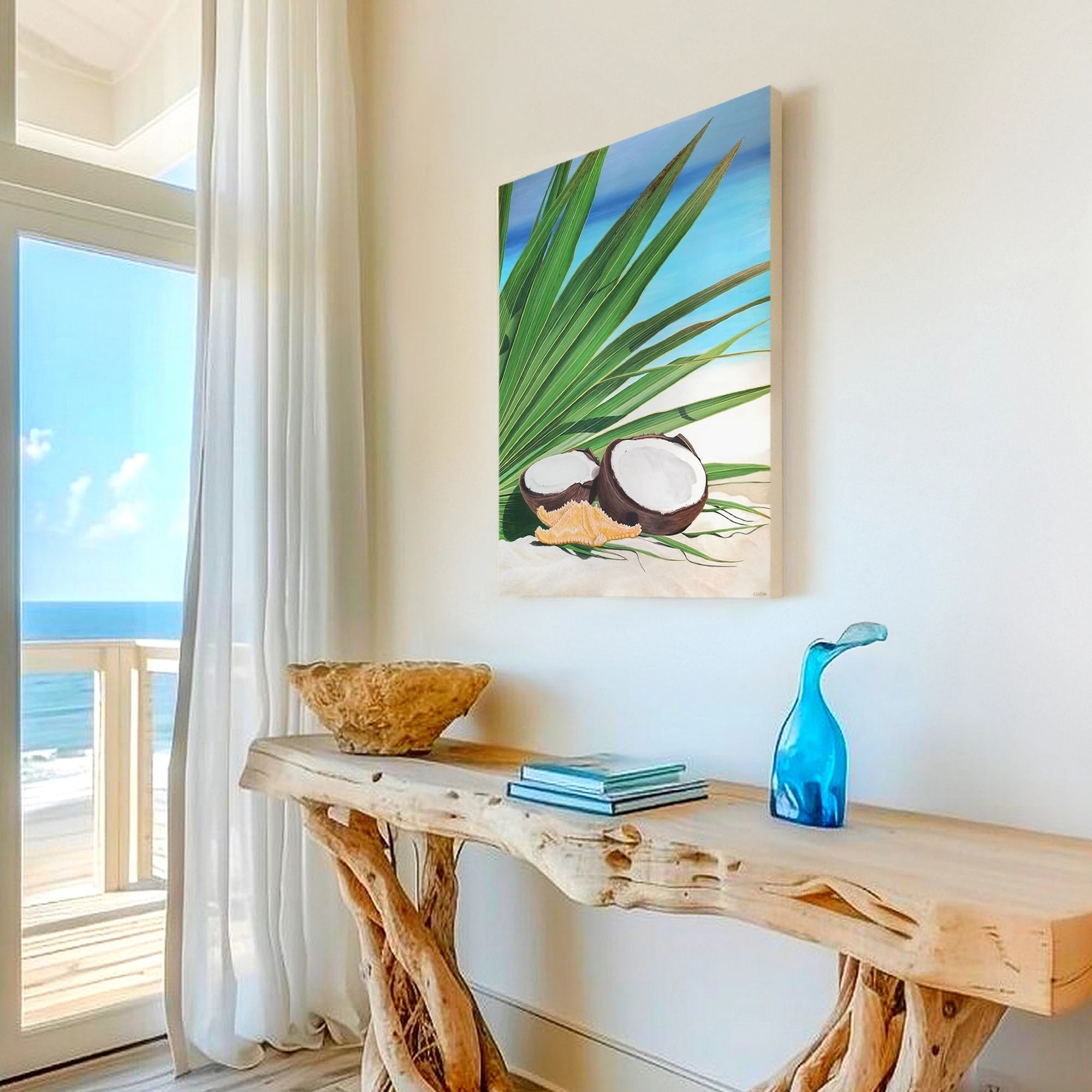 Peinture d'une noix de coco, avec une feuille de palmiers et une étoile de mer sur une plage de sable blanc accrochée dans une maison style bord de mer tropical exotique