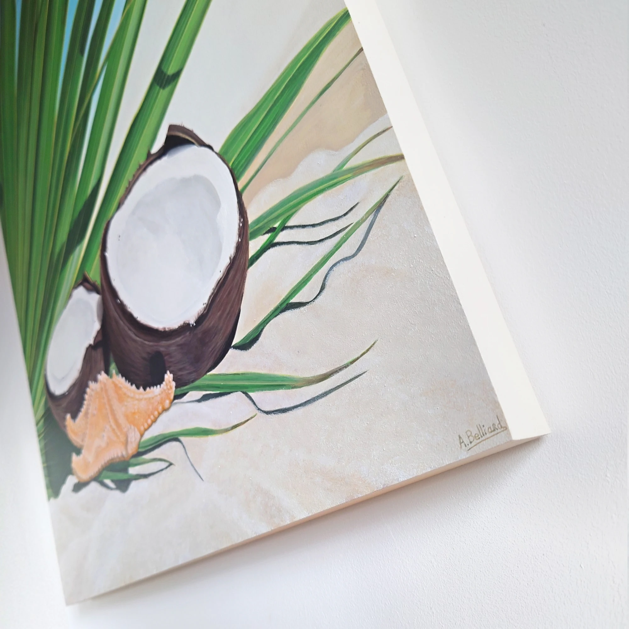 Grand tableau en peinture acrylique d'une plage avec une feuille de palmier, une noix de coco et une étoile de mer devant l'océan par Aline Belliard