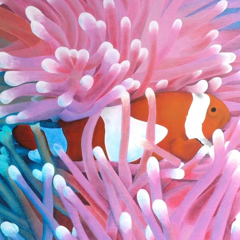 poisson exotique poisson clown dans les anémones bleues et roses peinture acrylique et pastel