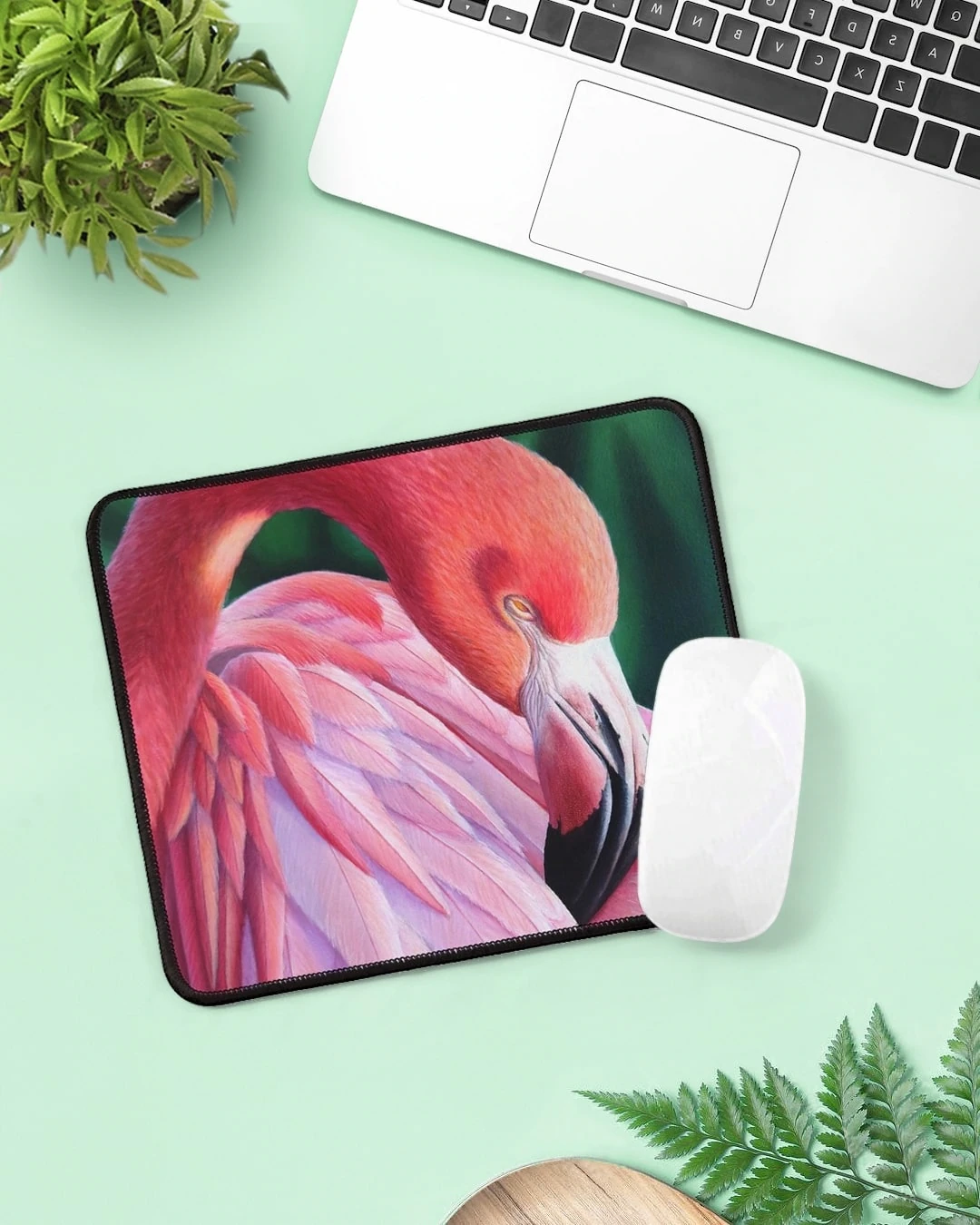 Tapis de souris tropical exotique, oiseau flamant rose dans la jungle tropicale