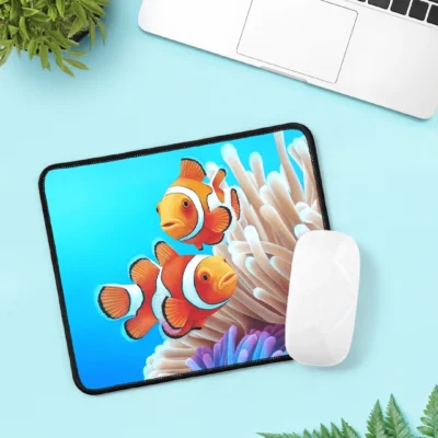 Tapis de souris tropical exotique, poissons clown dans les anémones de mer de l'océan