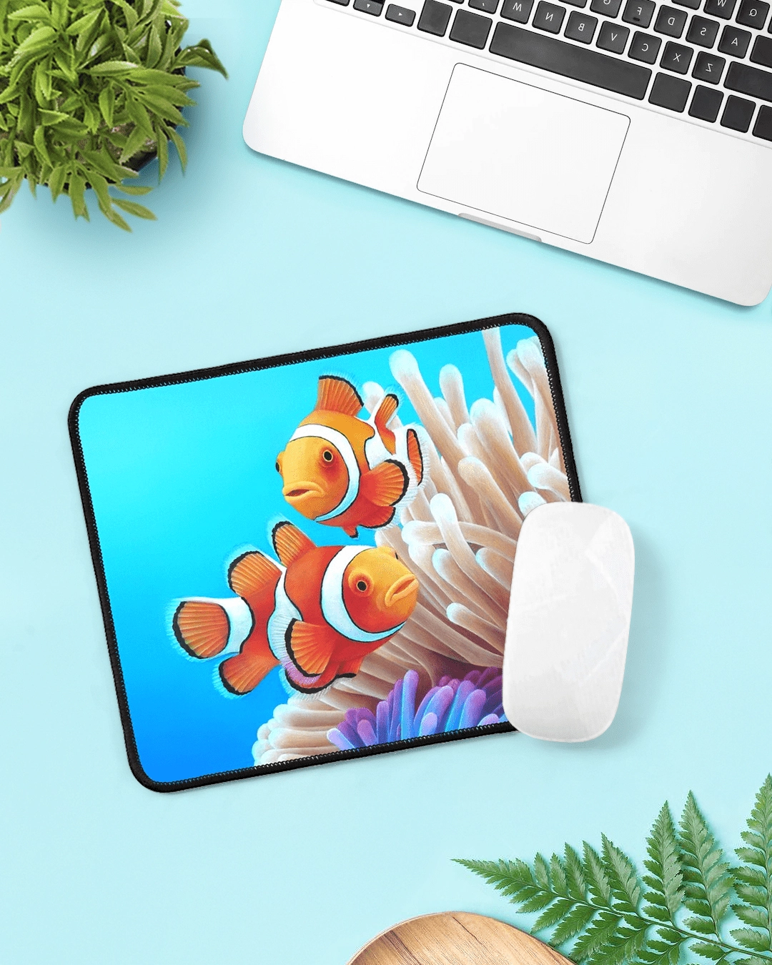 Tapis de souris tropical exotique, poissons clown dans les anémones de mer de l'océan