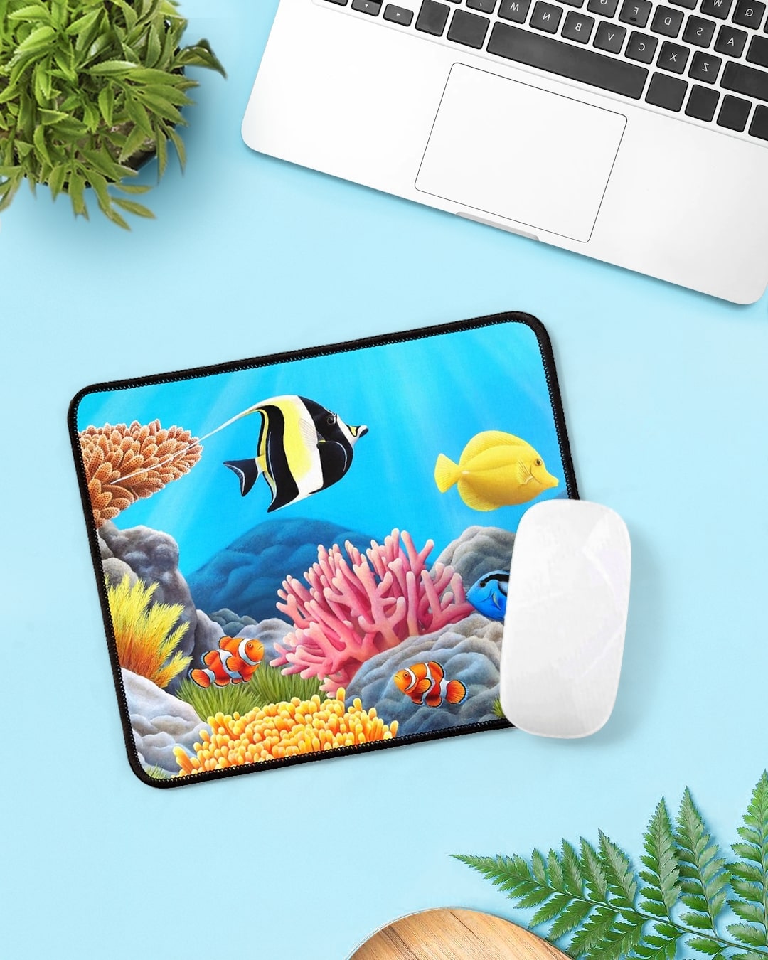 Tapis de souris tropical exotique, poissons tropicaux et récifs colorés, océan de lumière