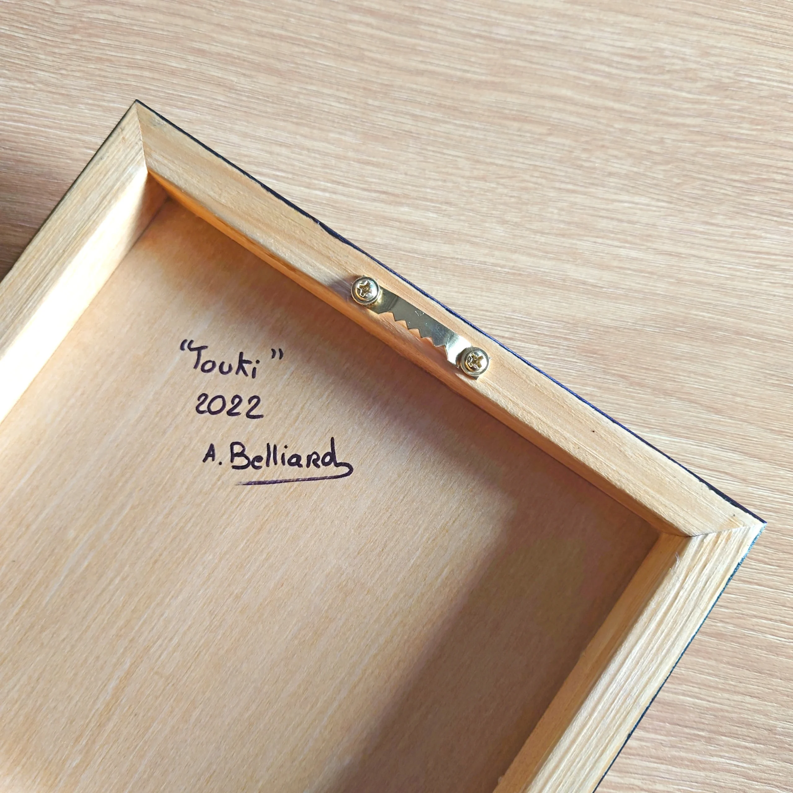 Tableau d'un oiseau tropical toucan dans les feuillages réalisé par l'artiste peintre pastelliste Aline Belliard en peinture acrylique et pastels sur bois.