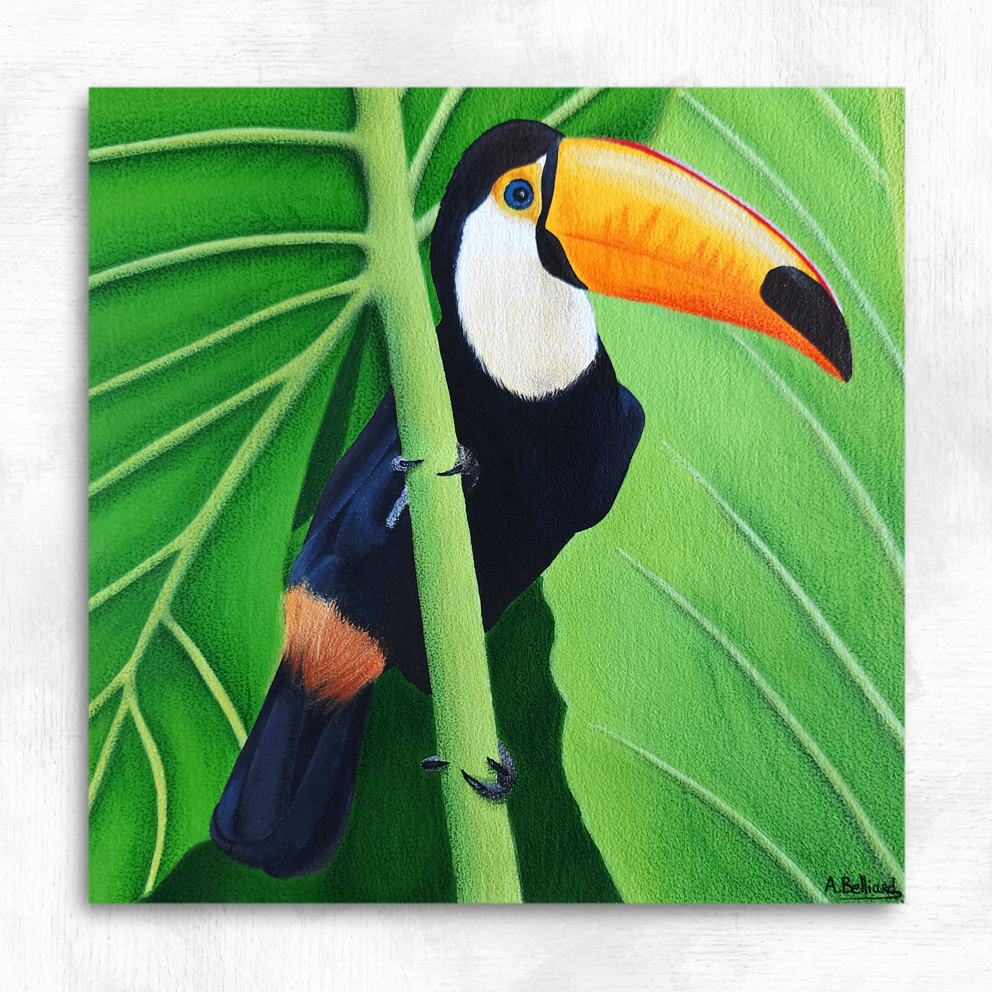 Peinture murale tropicale et exotique d'un oiseau tropical toucan dans les feuillages.