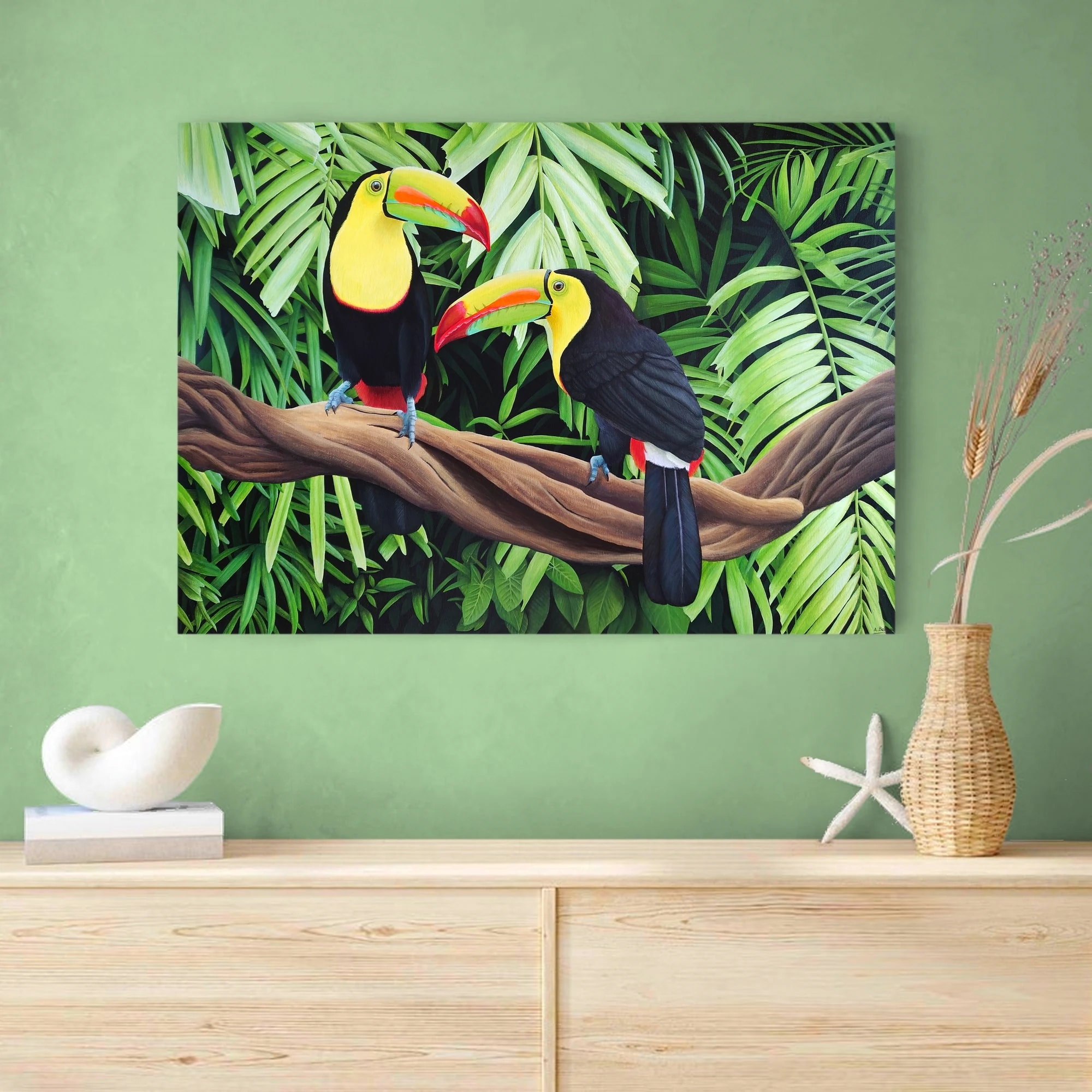 Grand tableau d'oiseaux toucans et feuillage de la jungle tropicale de taille 50x70 cm accroché au dessus d'un meuble.