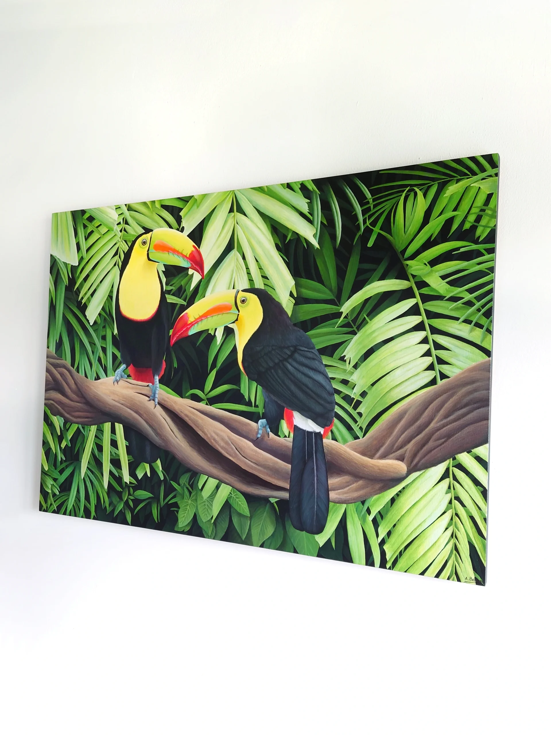 Grand tableau d'oiseaux toucans et feuillage de la jungle tropicale de taille 50x70 cm accroché sur un mur.
