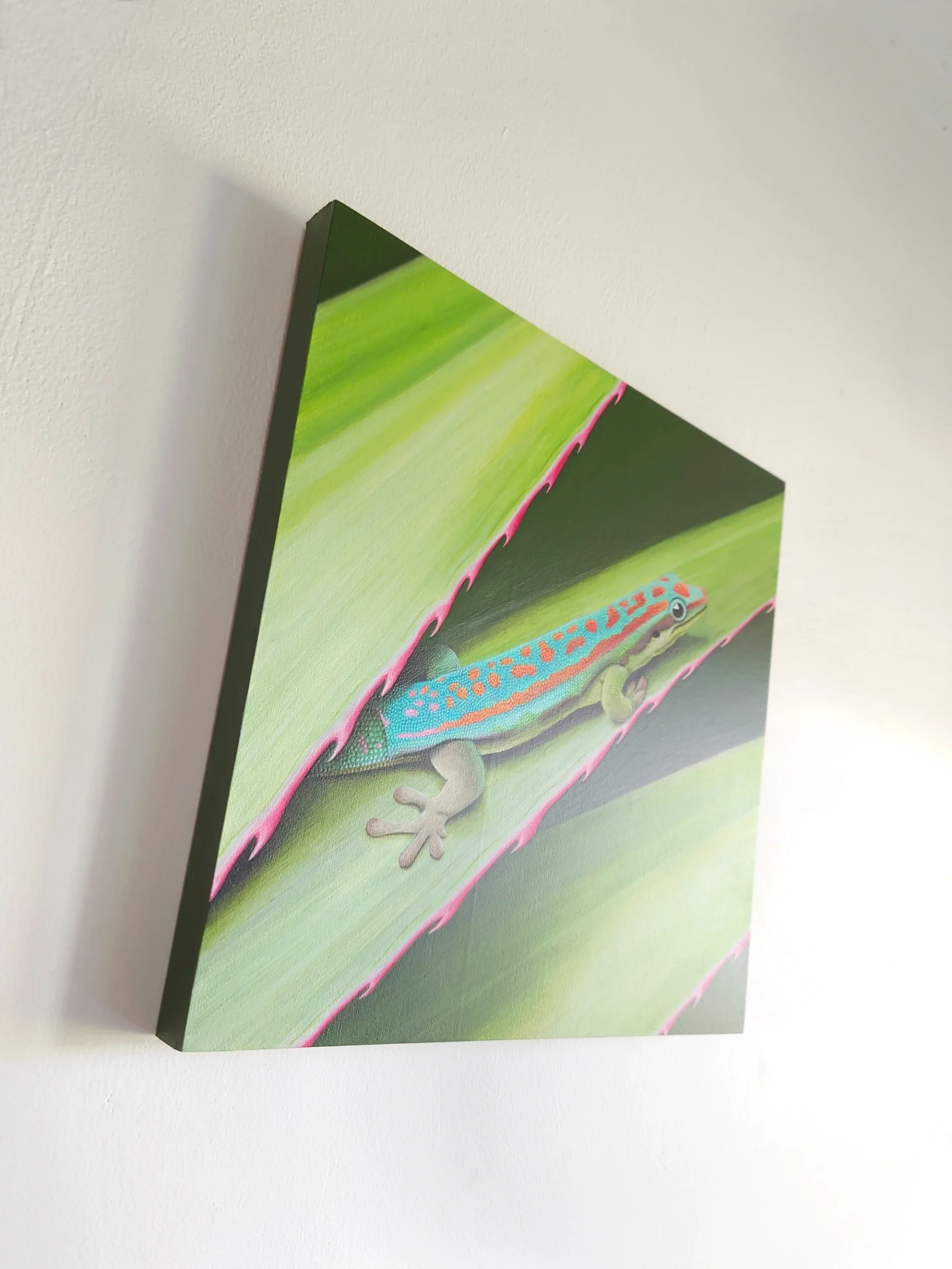 Décoration tropicale et exotique avec un Tableau d'un gecko diurne orné de l'île maurice dans un feuillage tropical.