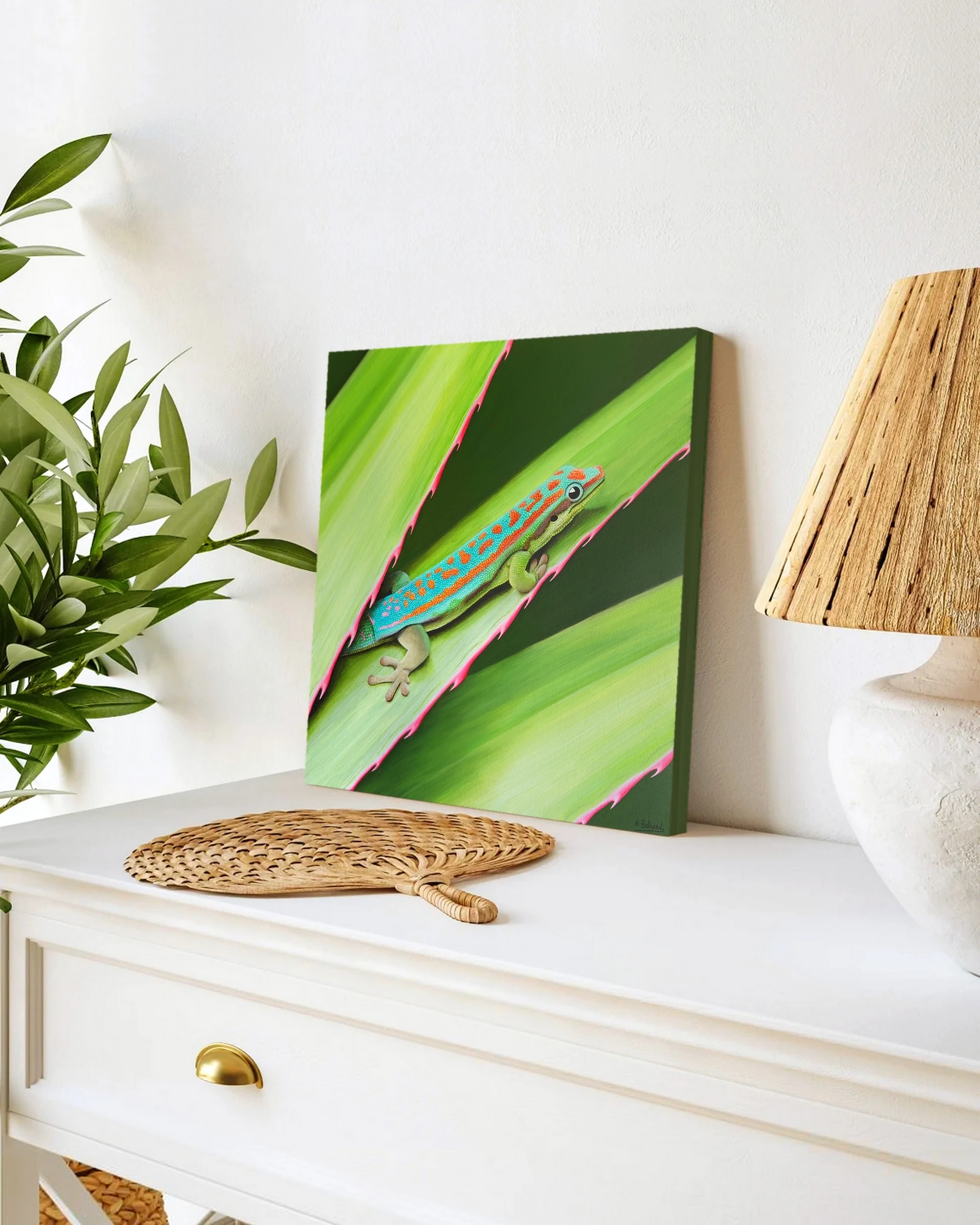 Tableau en peinture d'un lézard gecko de l'île maurice posée sur un meuble pour une décoration bord de mer tropical exotique
