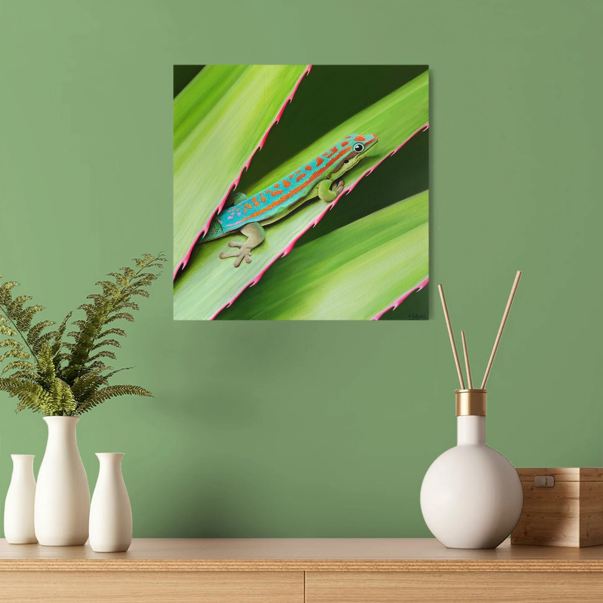 Tableau d'un gecko diurne orné de l'île maurice dans un feuillage tropical de taille 30x30 cm accroché au dessus d'un meuble.