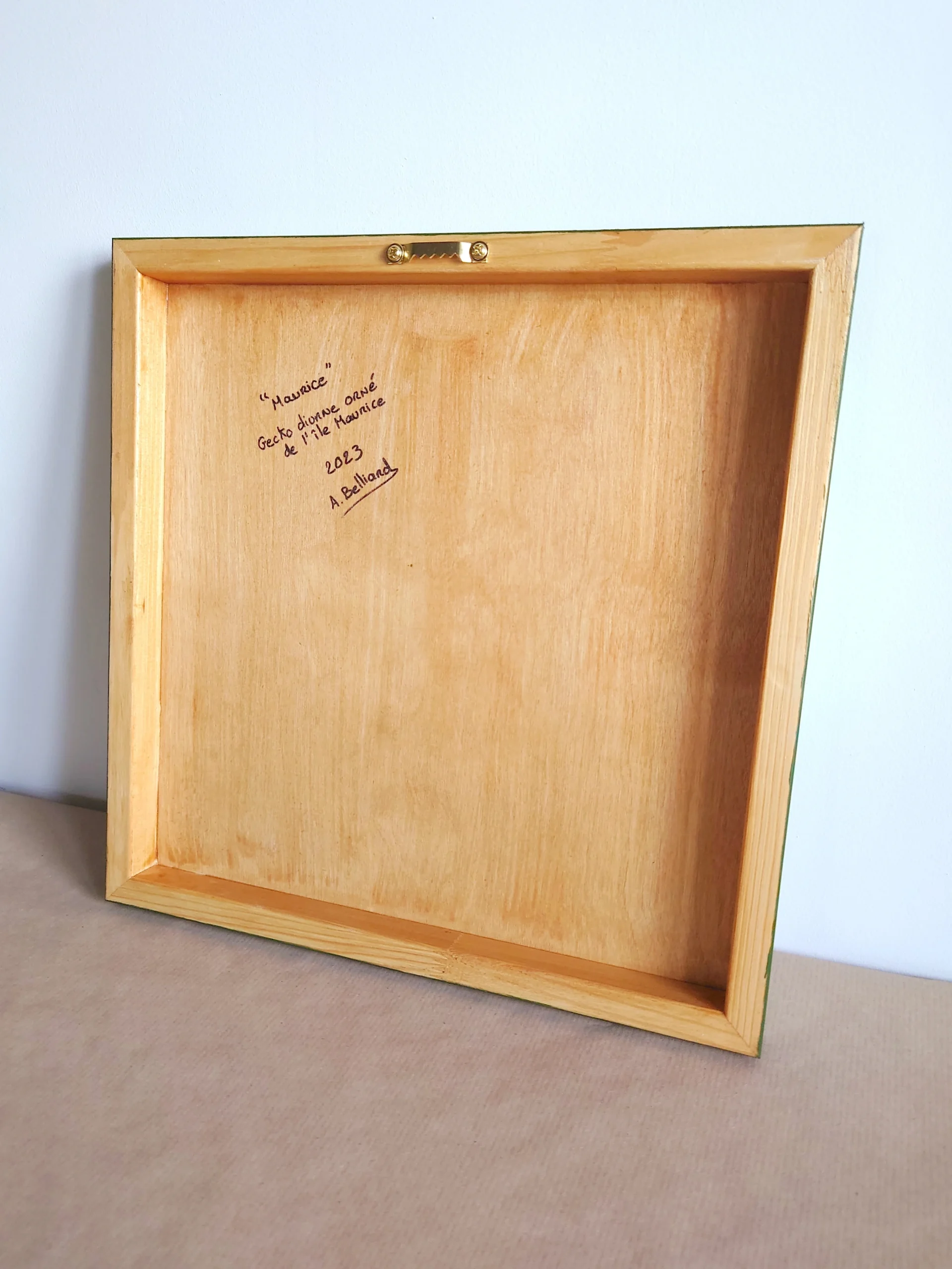 Peinture acrylique d'un gecko diurne orné de l'île maurice dans un feuillage tropical sur bois naturel monté sur châssis par Aline Belliard