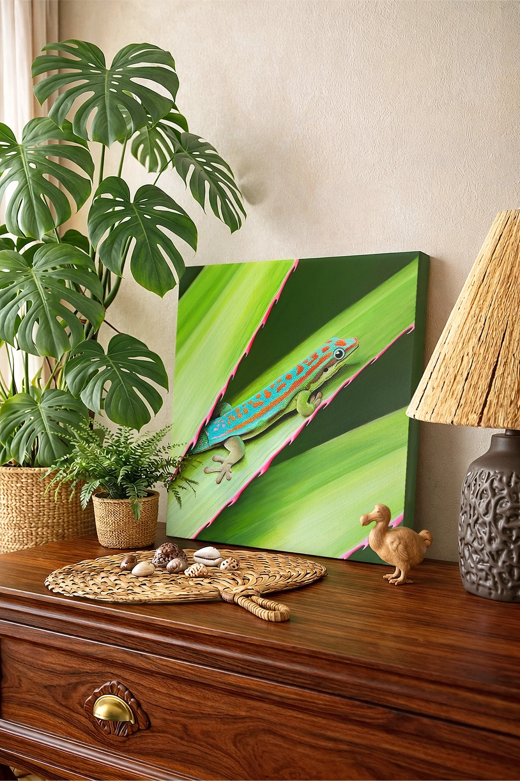 Peinture réaliste d’un lézard tropical coloré posé sur une grande feuille verte dans une décoration intérieure jungle avec plante monstera.