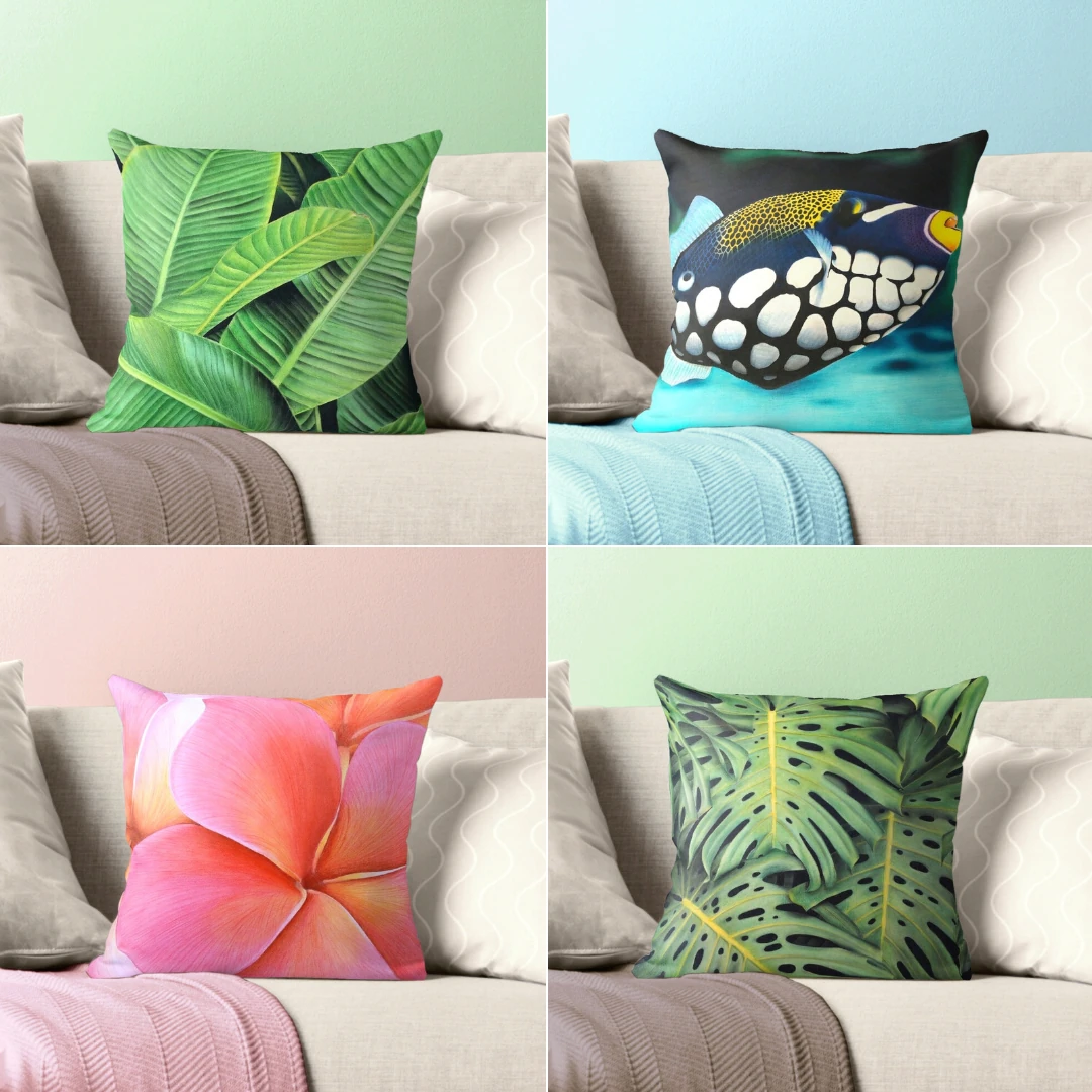 Coussin et housse tropical exotique, feuillage de plante bananier et monstera vert, poisson baliste clown, fleurs frangipanier plumeria roses
