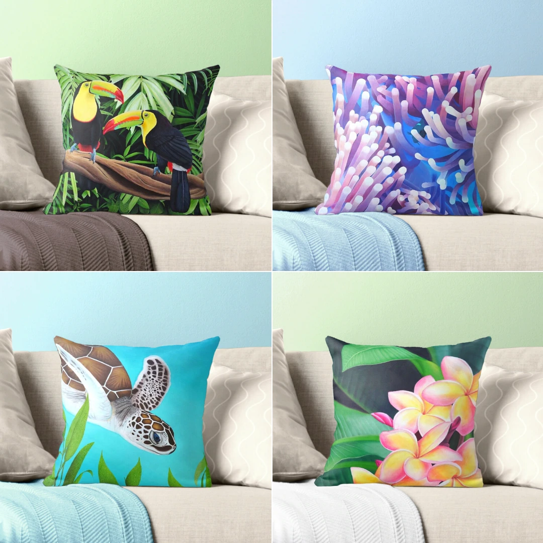 Coussin et housse tropical exotique, oiseaux toucans dans la jungle, anémones de mer bleu et violette, tortue de mer, fleurs frangipanier plumeria roses et jaunes