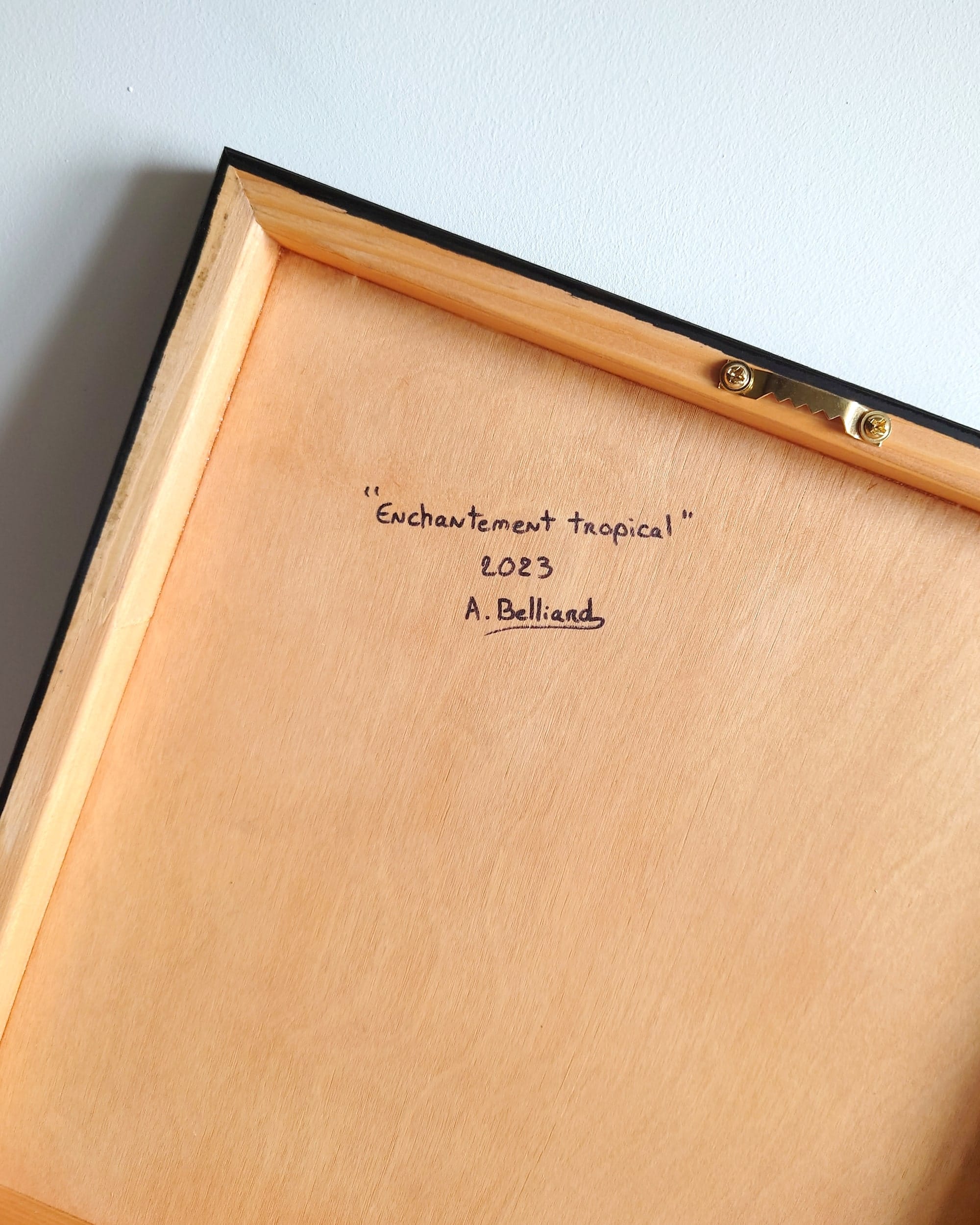 Tableau d'oiseaux, peinture de deux conures soleil dans un feuillage de monstera.