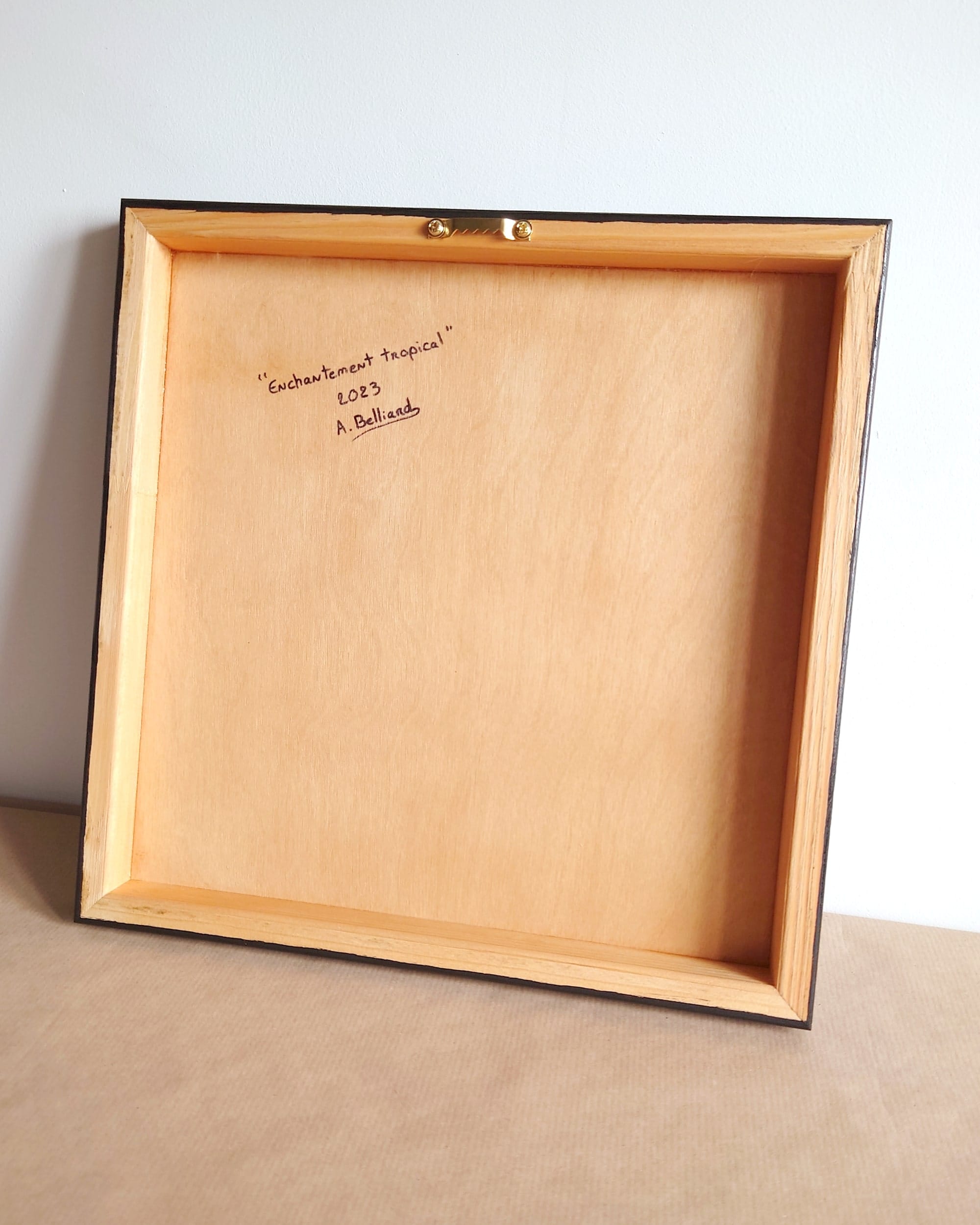 Petit tableau d'oiseaux, peinture de deux conures soleil dans un feuillage de monstera.