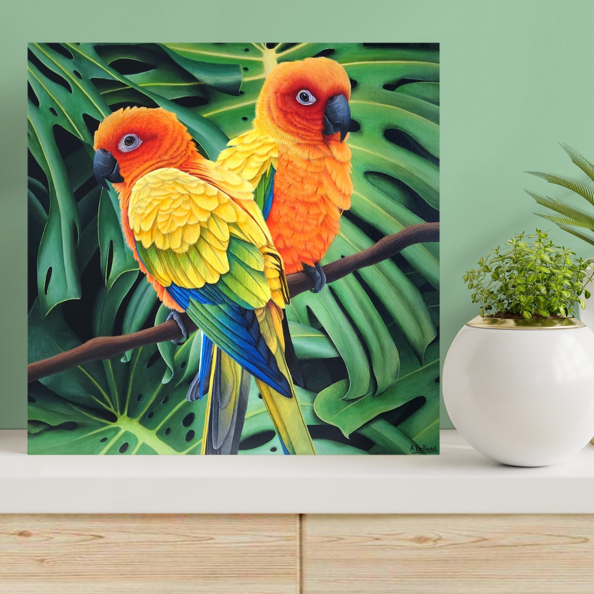 Décoration style tropicale et exotique avec un Petit tableau d'oiseaux, peinture de deux conures soleil dans un feuillage de monstera.