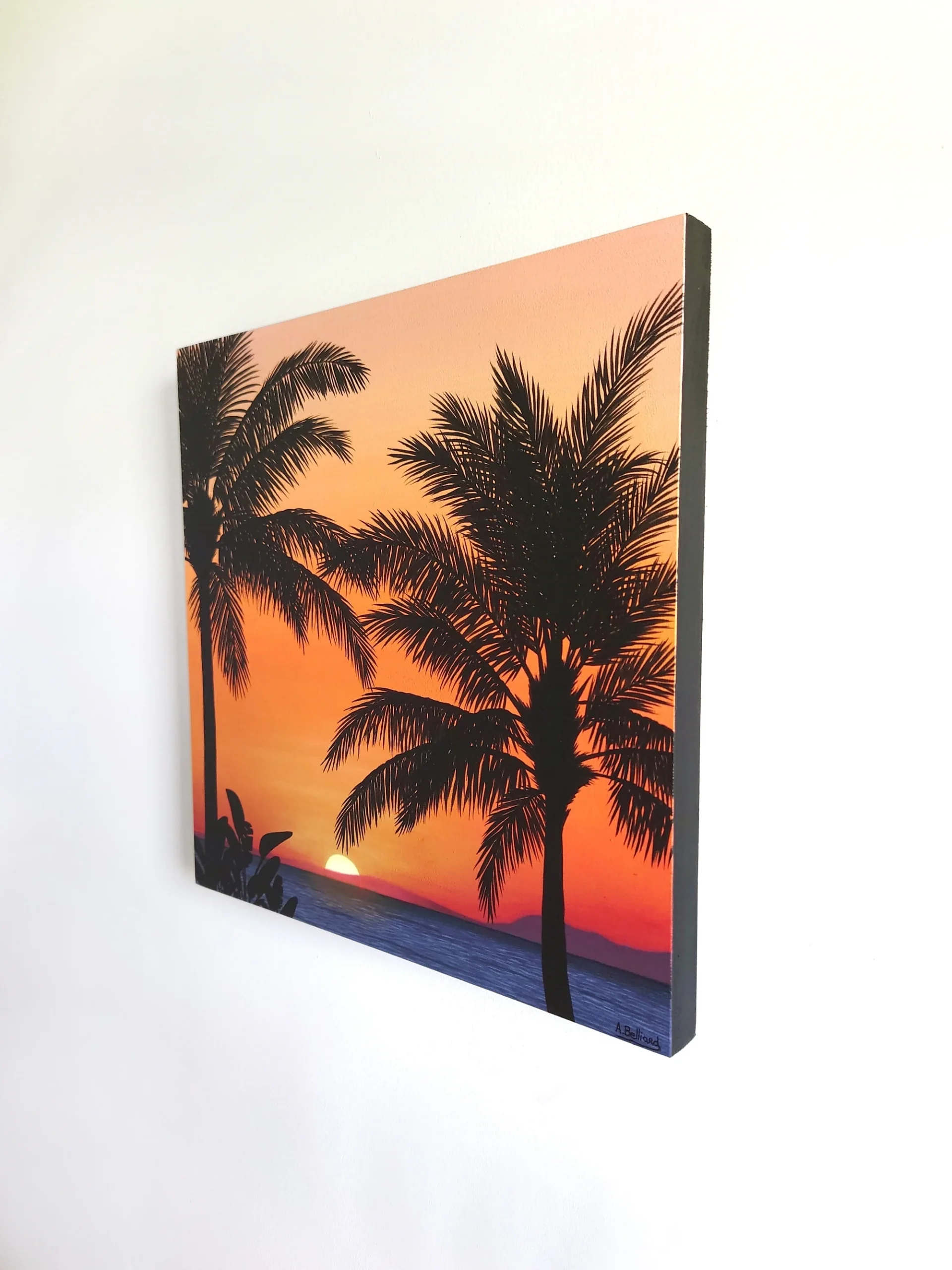 Peinture murale tropicale et exotique d'un coucher de soleil orange sur une plage de palmiers.