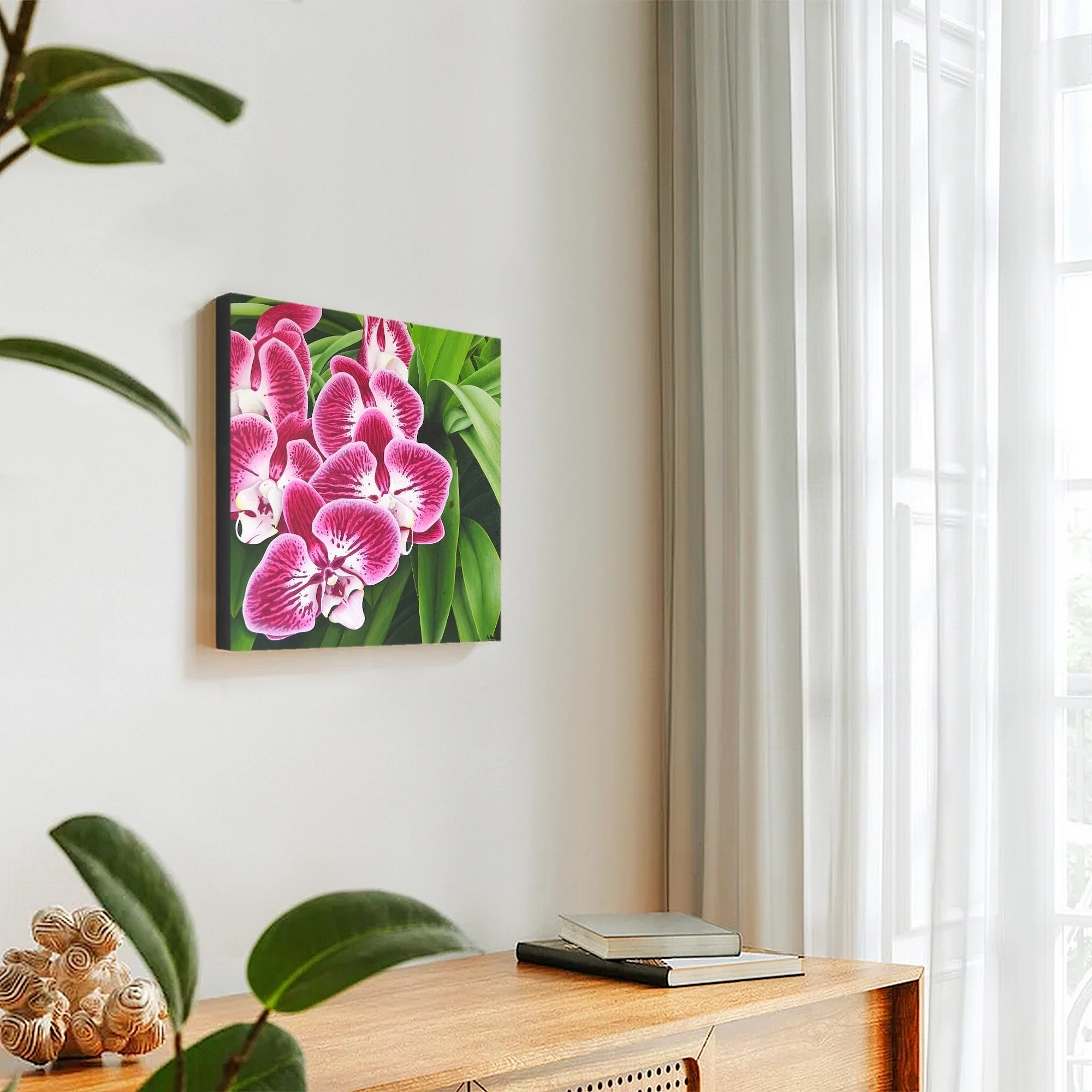 Peinture de fleurs d'orchidée roses avec son feuillage accroché sur un mur pour une décoration tropical exotique