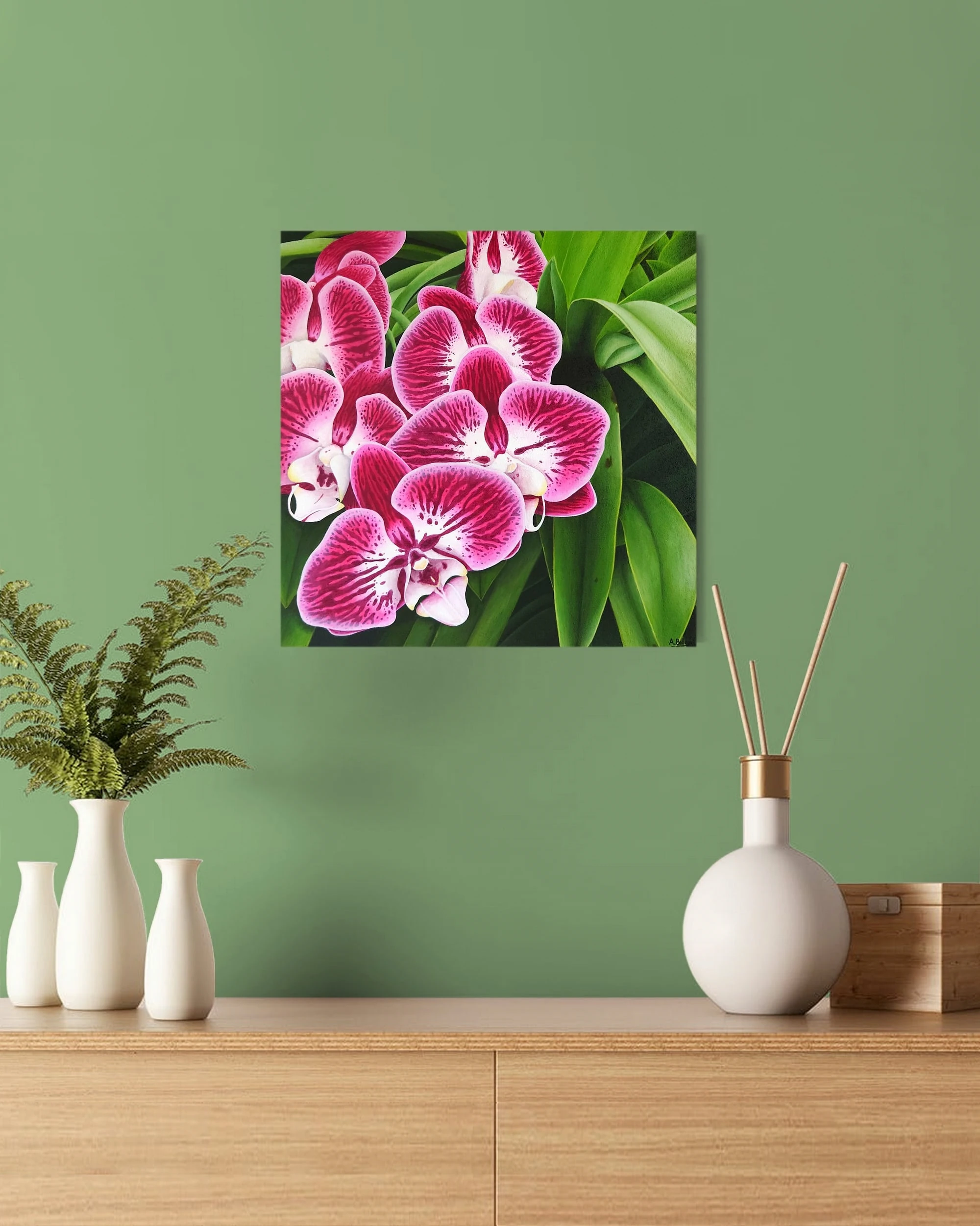 Décoration style tropicale et exotique avec un Petit tableau de fleurs tropicales d'orchidée roses avec son feuillage vert.