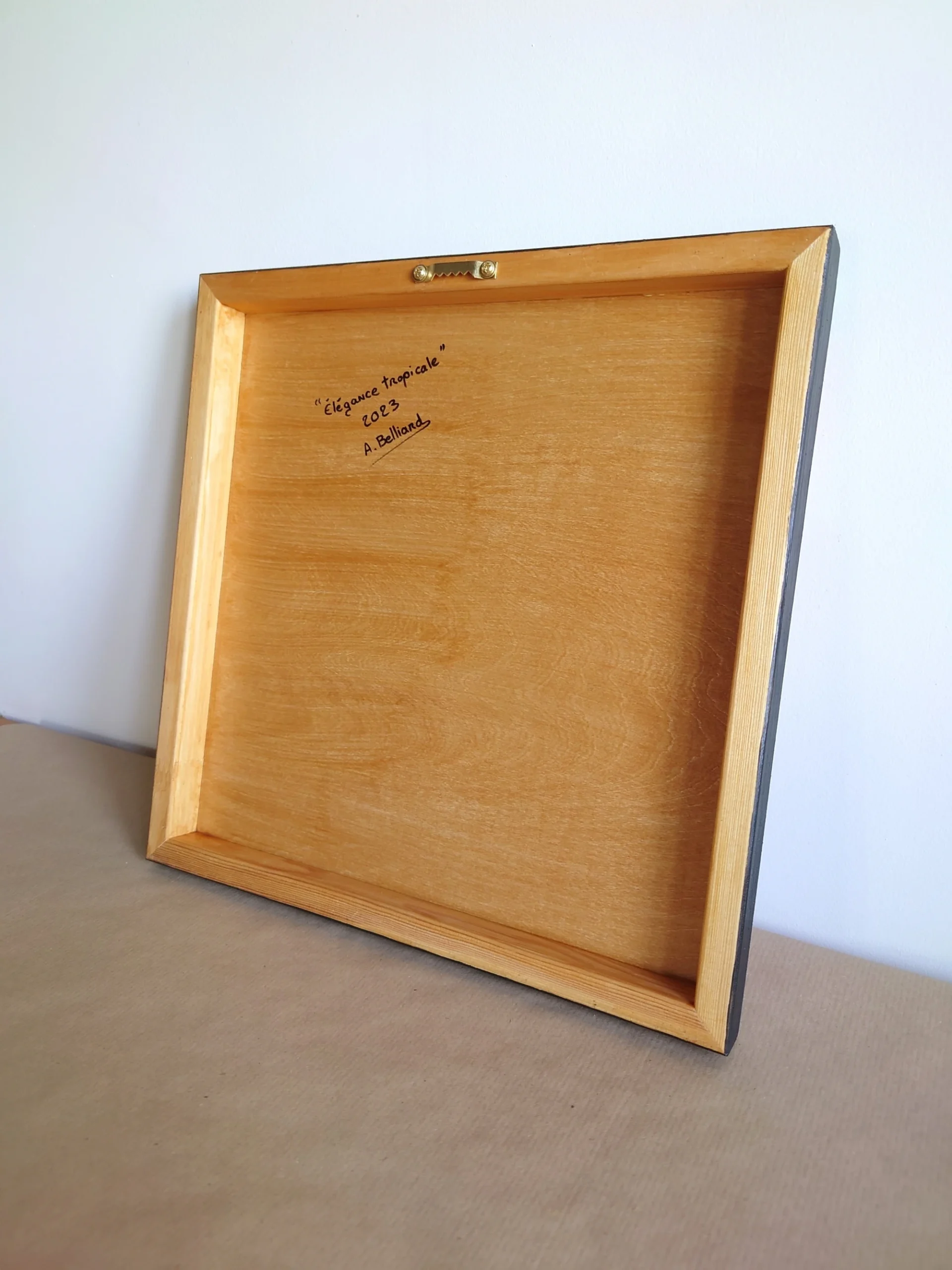 Petit tableau de fleurs tropicales d'orchidée roses avec son feuillage vert