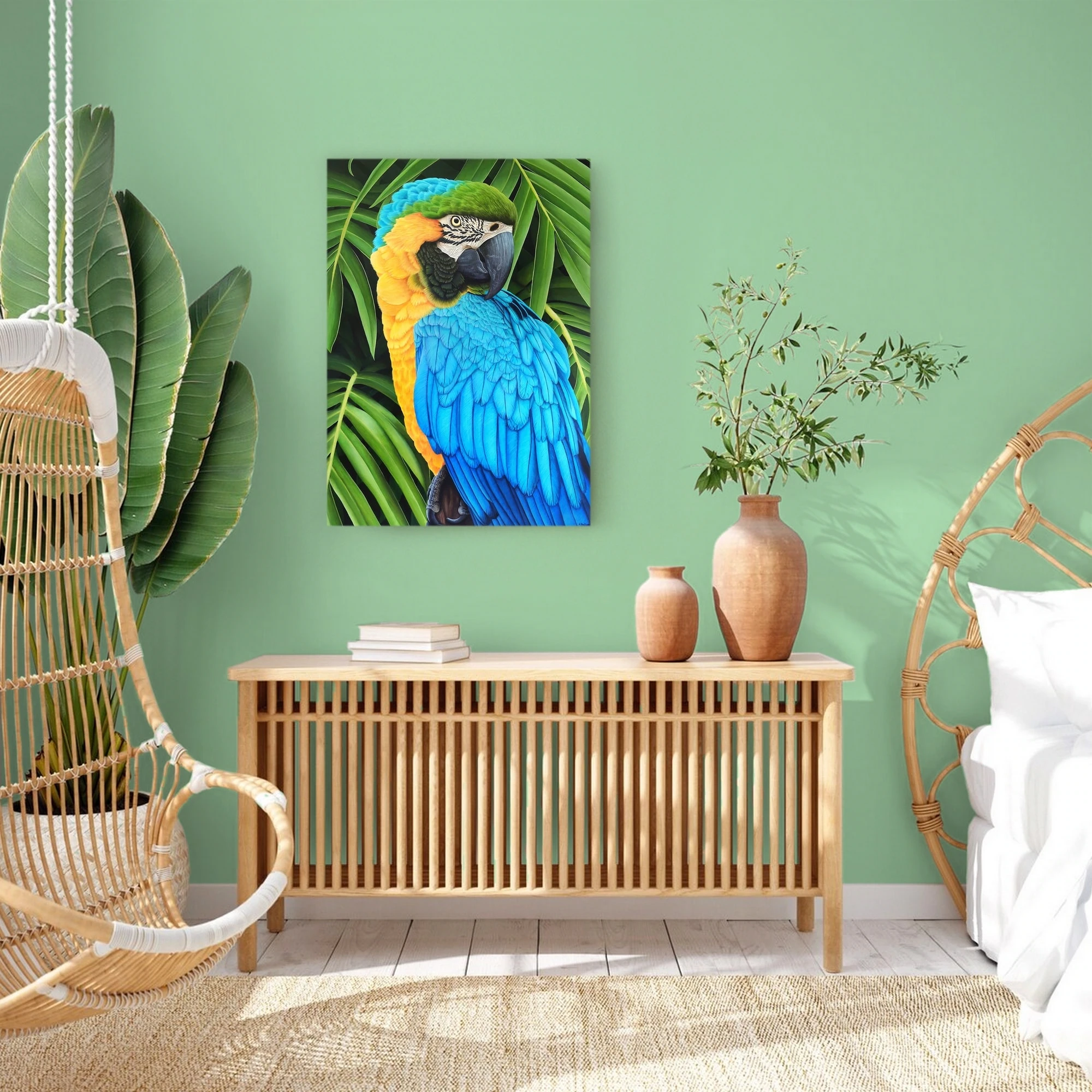 Décoration tropicale et exotique avec un Grand tableau d'un oiseau tropical, perroquet ara ararauna, dans les feuillages de la forêt tropicale.