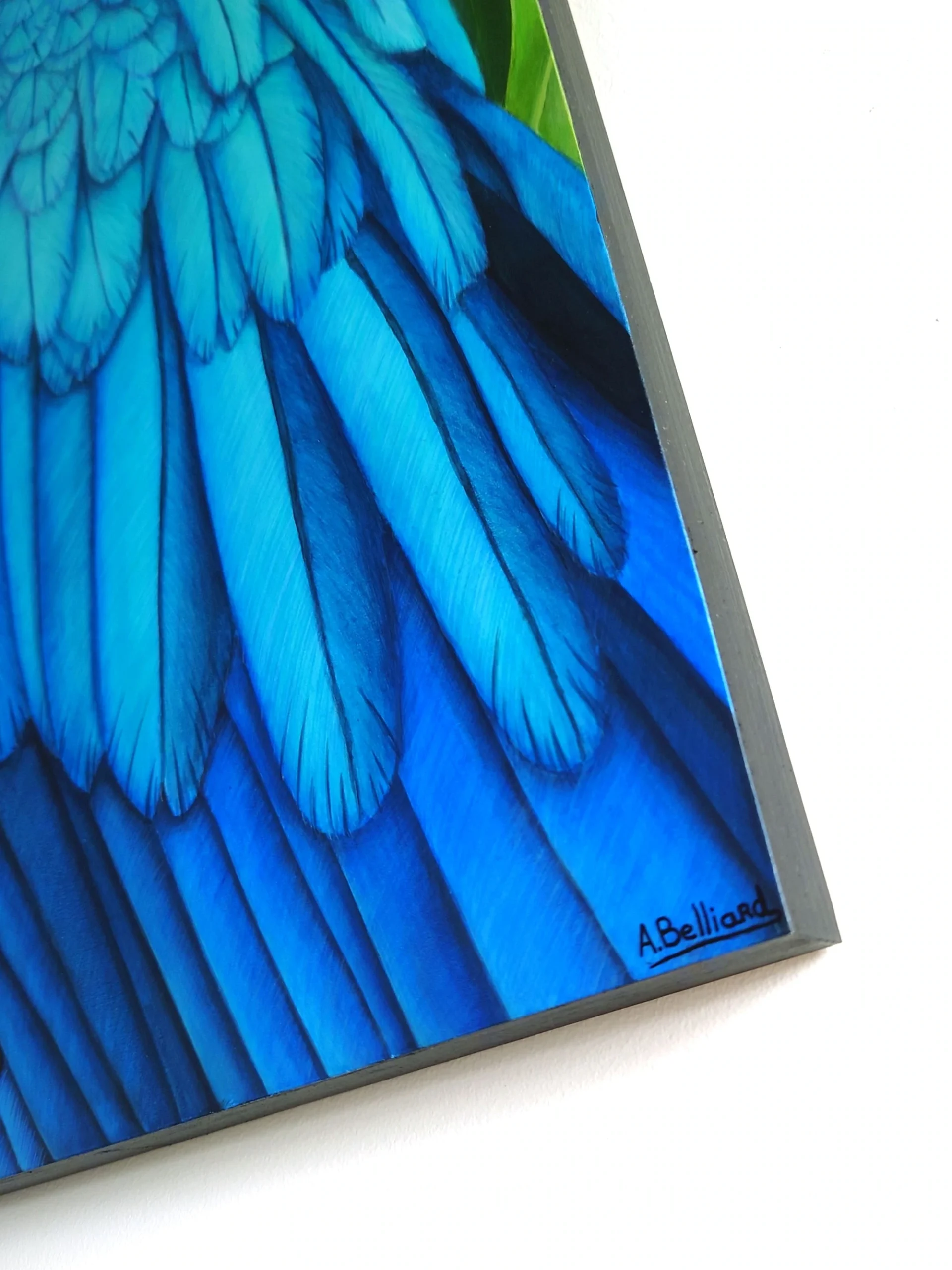 Grand tableau d'art mural tropical et exotique d'un oiseau tropical, perroquet ara ararauna, dans les feuillages de la forêt tropicale