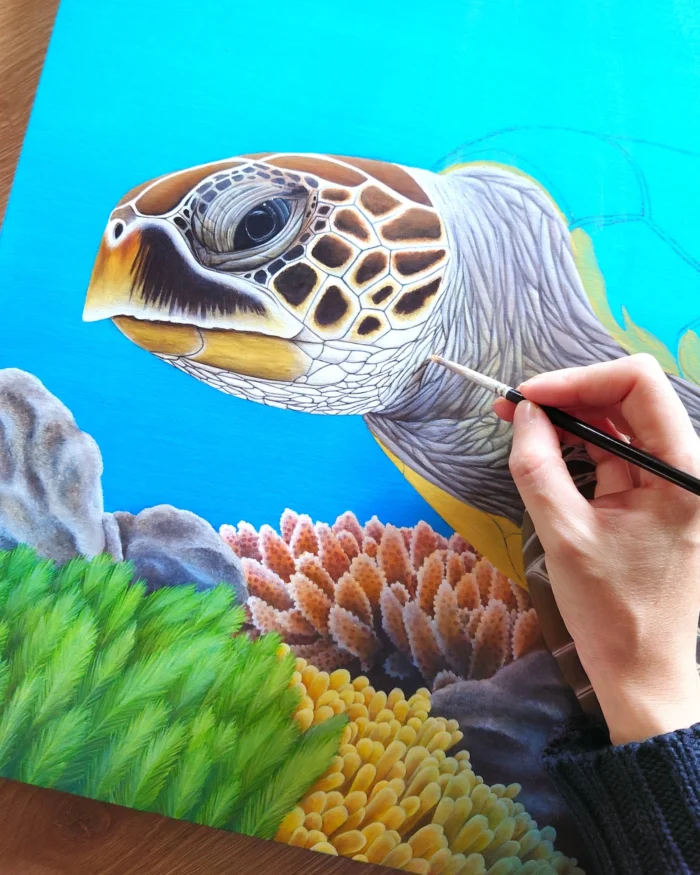 Peinture originale d'une tortue de mer dans les récifs de l'océan, acrylique sur bois naturel monté sur châssis