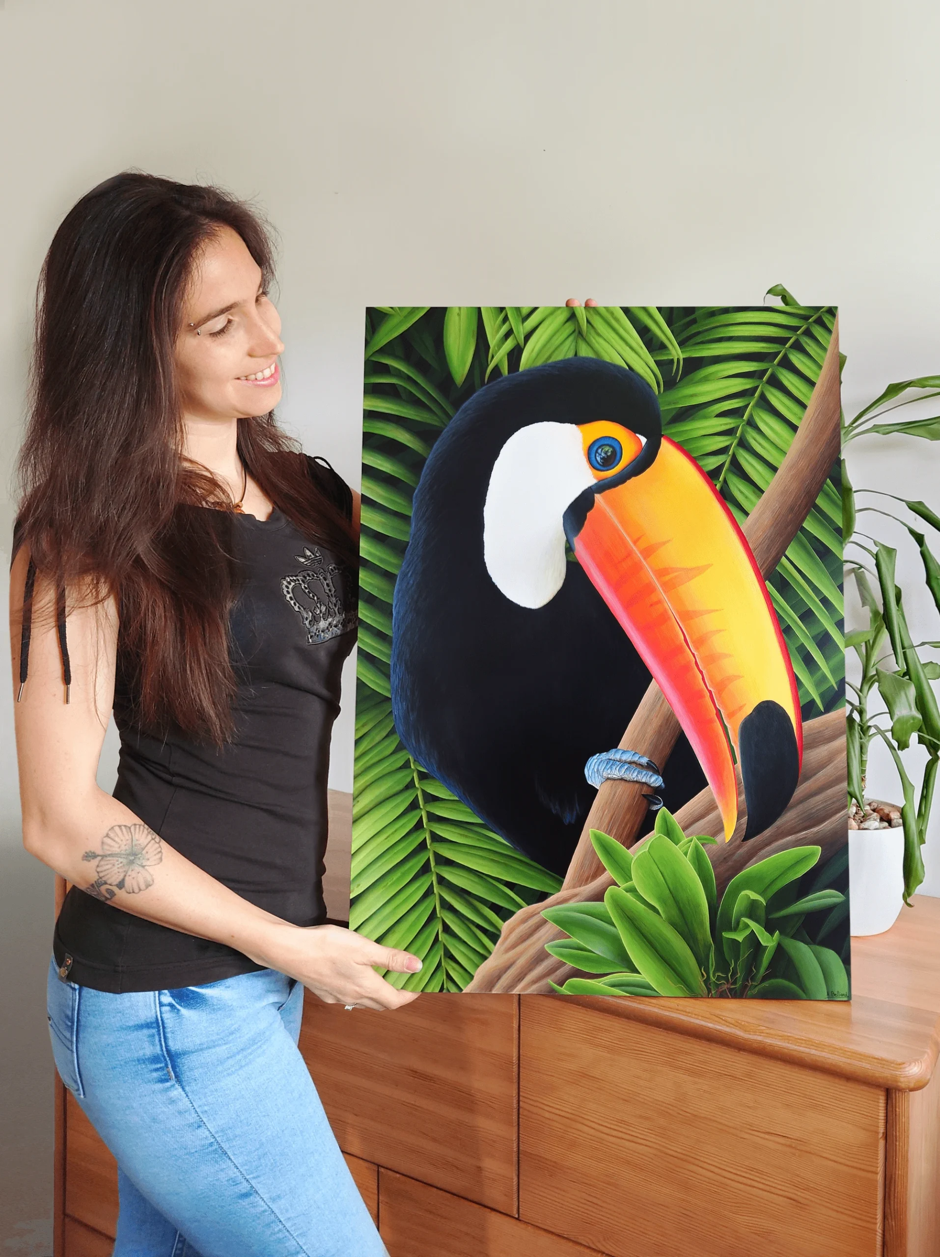 Aline Belliard et sa peinture d'un toucan toco dans la jungle sur bois naturel monté sur châssis