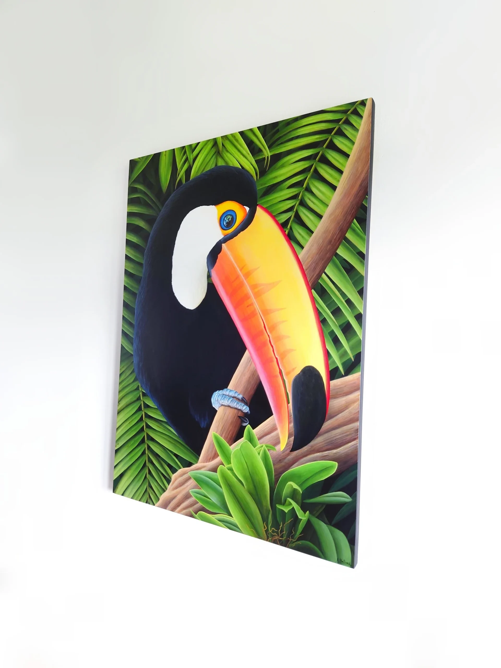Grand tableau en peinture acrylique d'un oiseau, toucan toco, dans la jungle, accroché sur un mur.