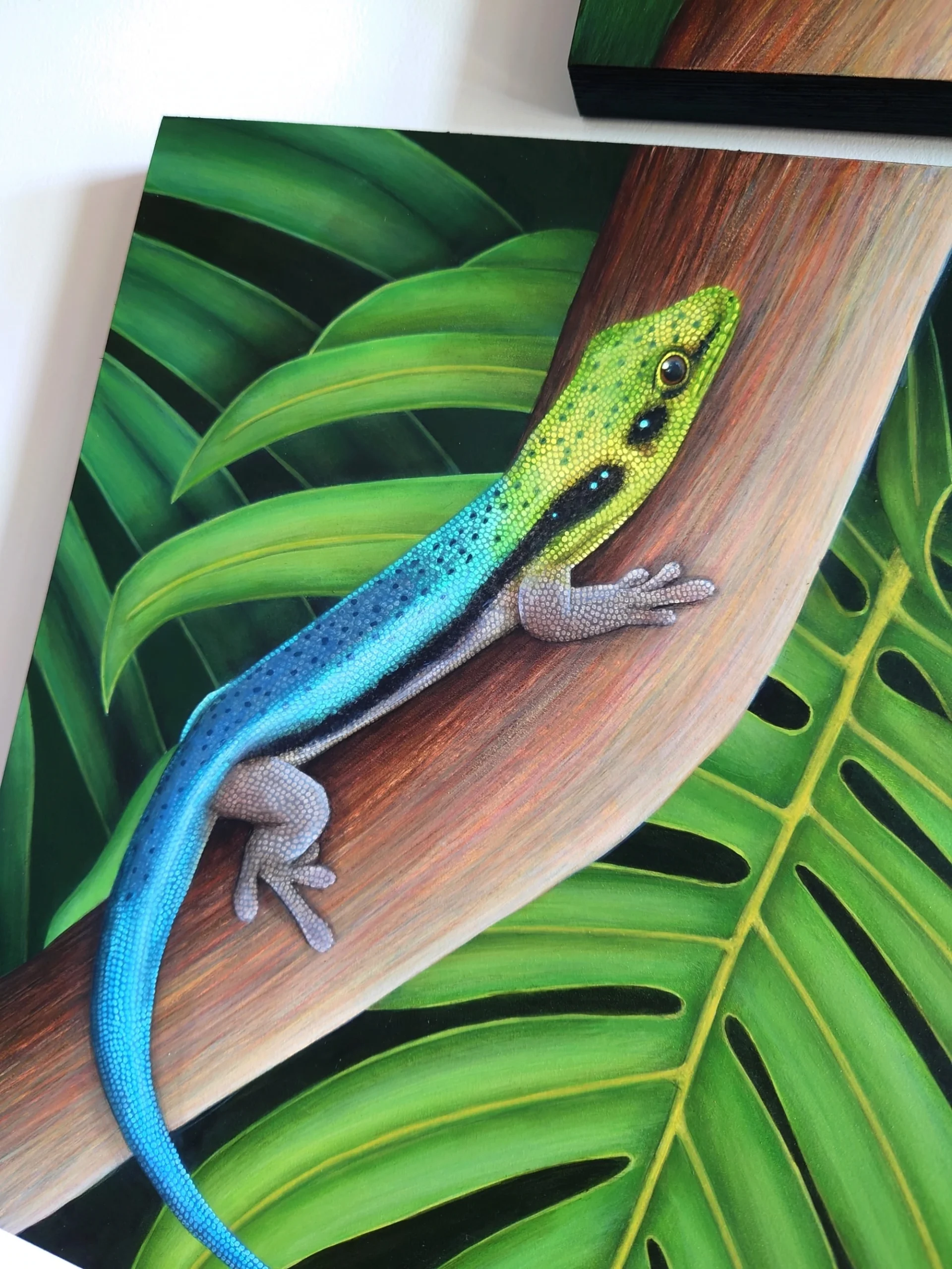 Décoration style tropicale et exotique avec un Grand tableau de trois lézards geckos dans la jungle de la forêt tropicale.