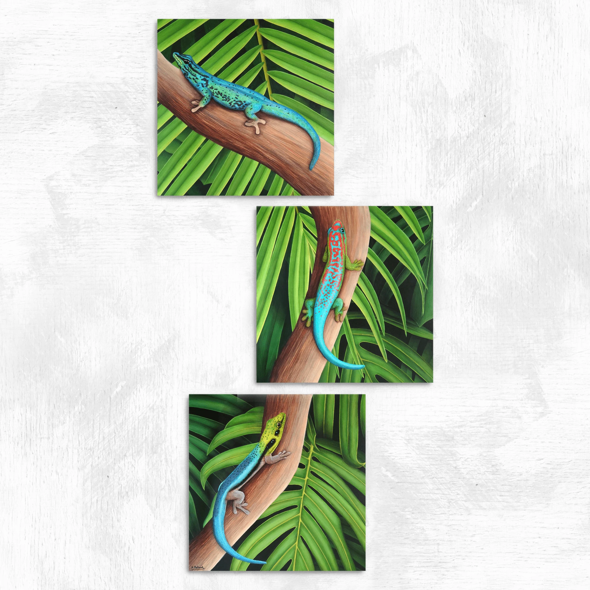 Grand tableau de trois lézards geckos dans la jungle de la forêt tropicale réalisé par l'artiste peintre pastelliste Aline Belliard en peinture acrylique sur bois.